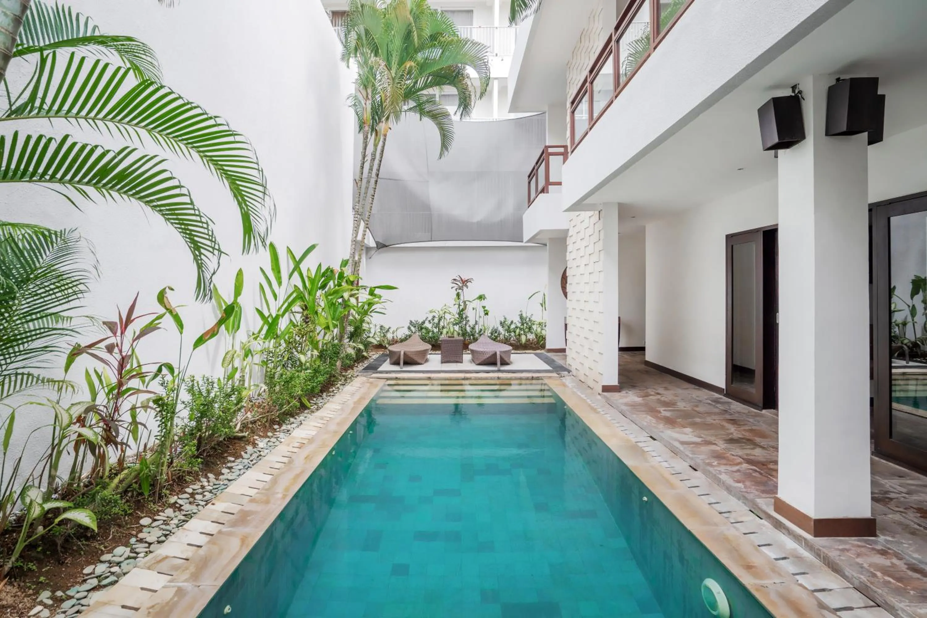 Swimming pool in Danoya Private Luxury Residences