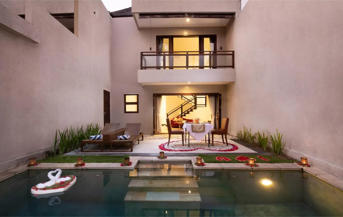 Swimming pool in Danoya Private Luxury Residences