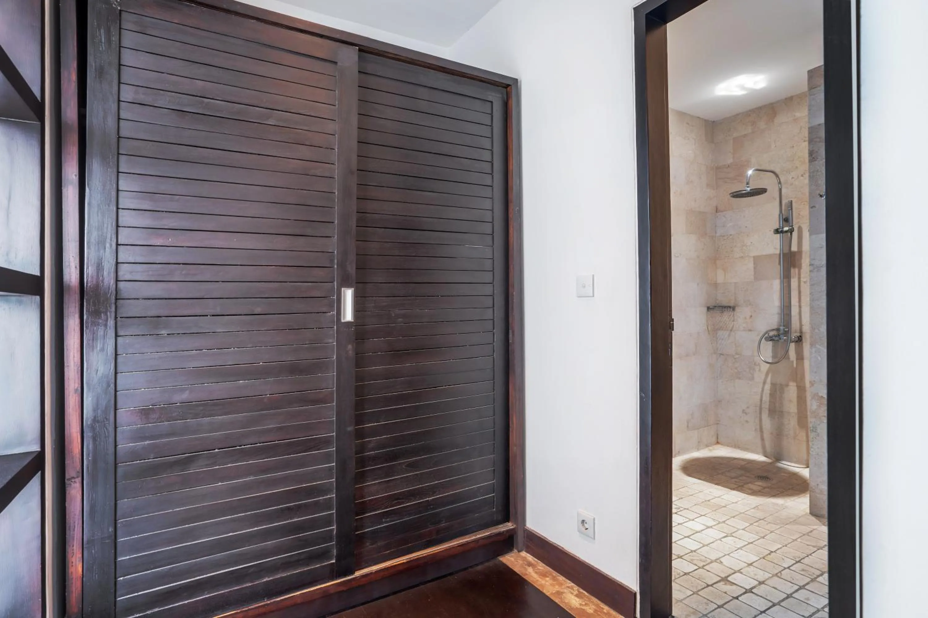 Shower in Danoya Private Luxury Residences