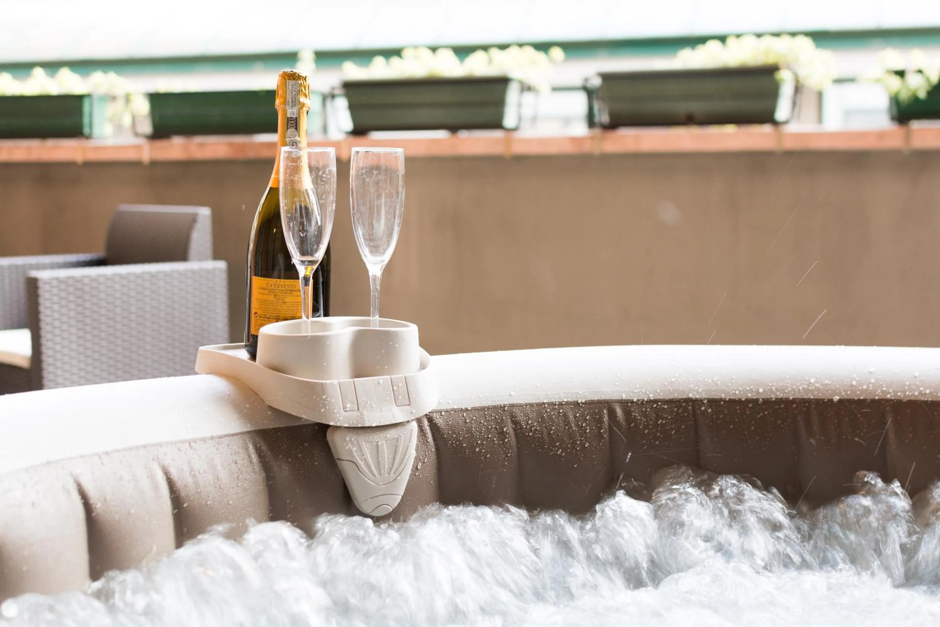 Hot Tub in 4 Star Family & Friends Apt - Self Check-in