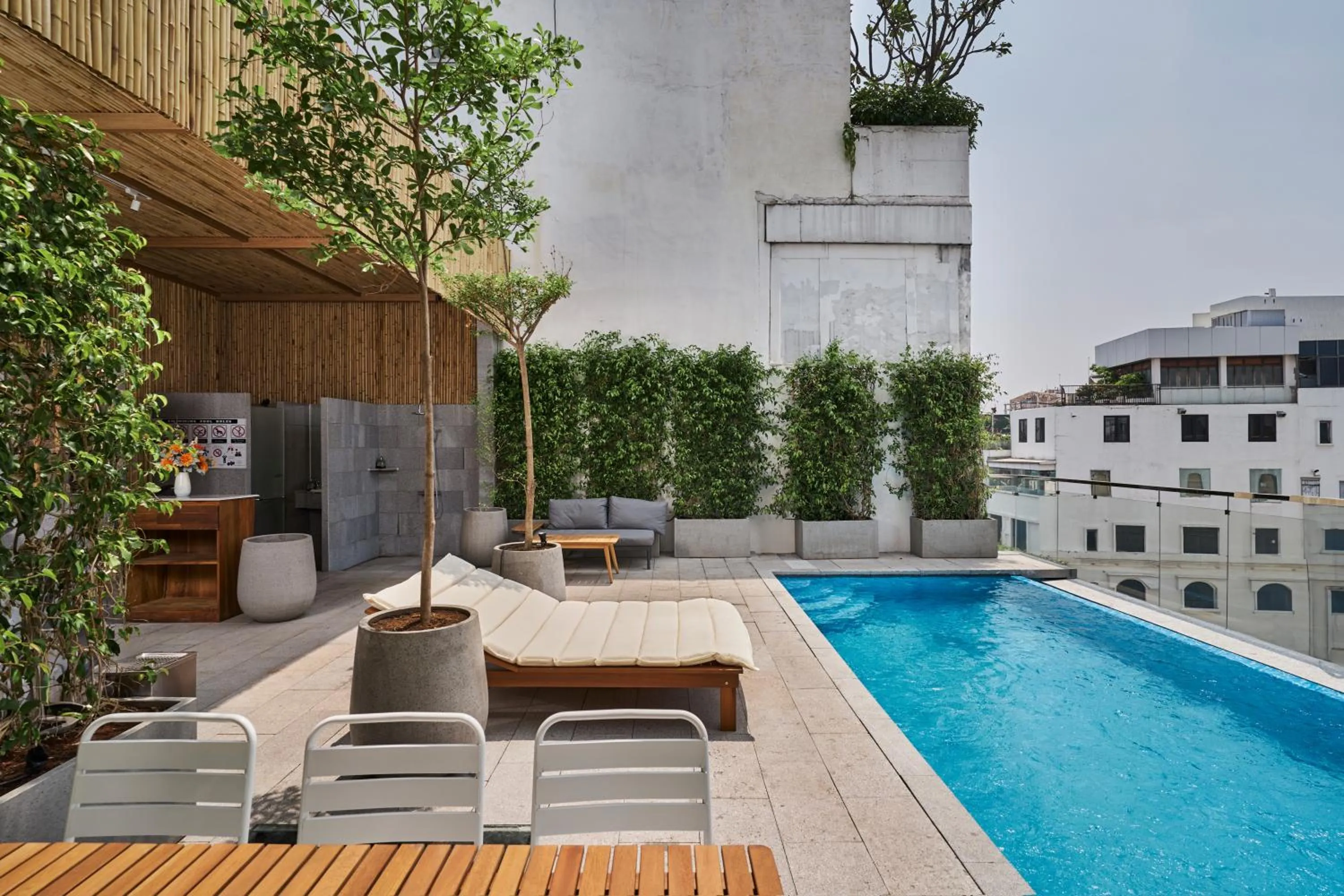 Restaurant/places to eat in Blue Diamond Hotel