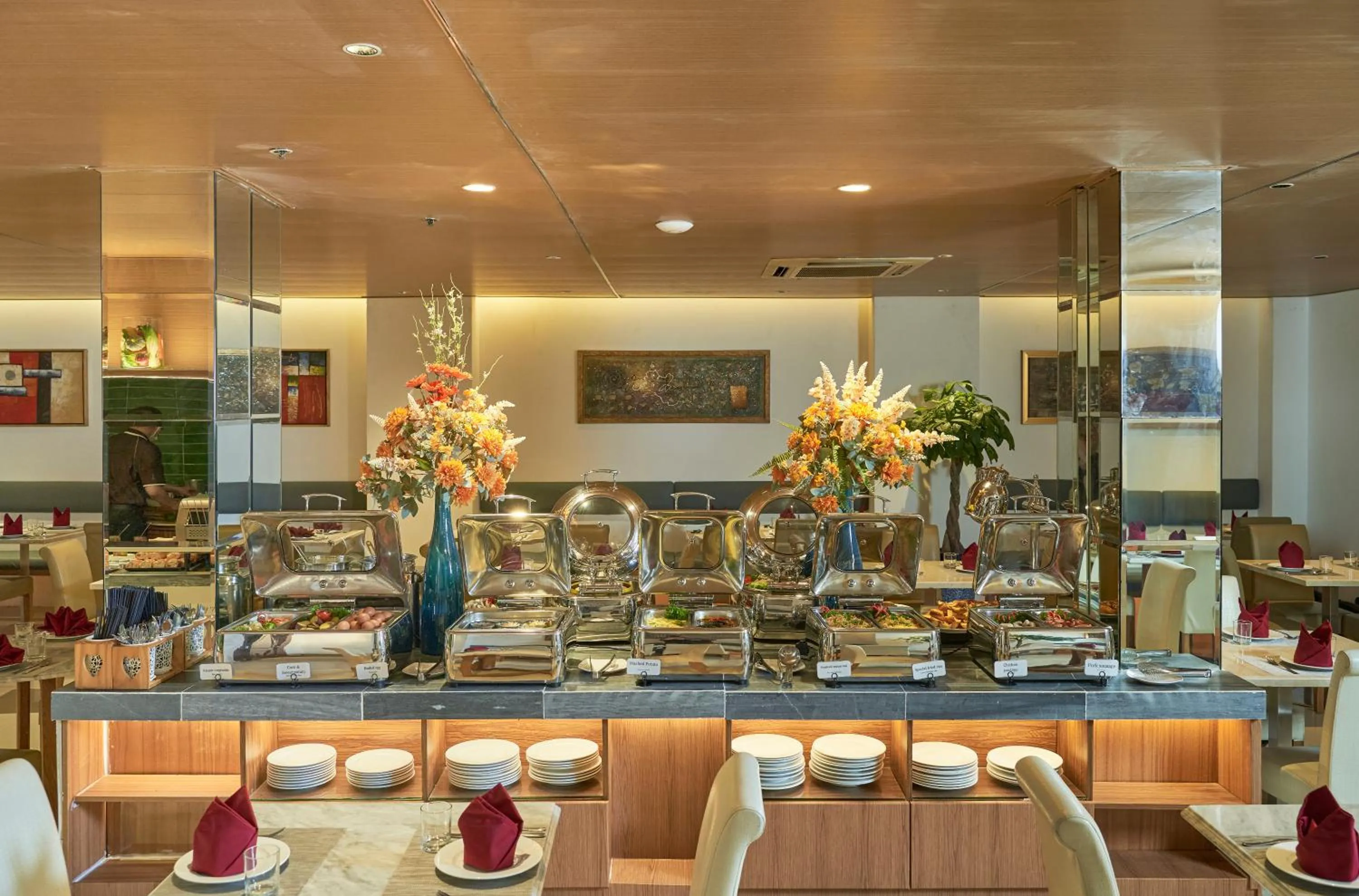 Restaurant/places to eat in Blue Diamond Hotel