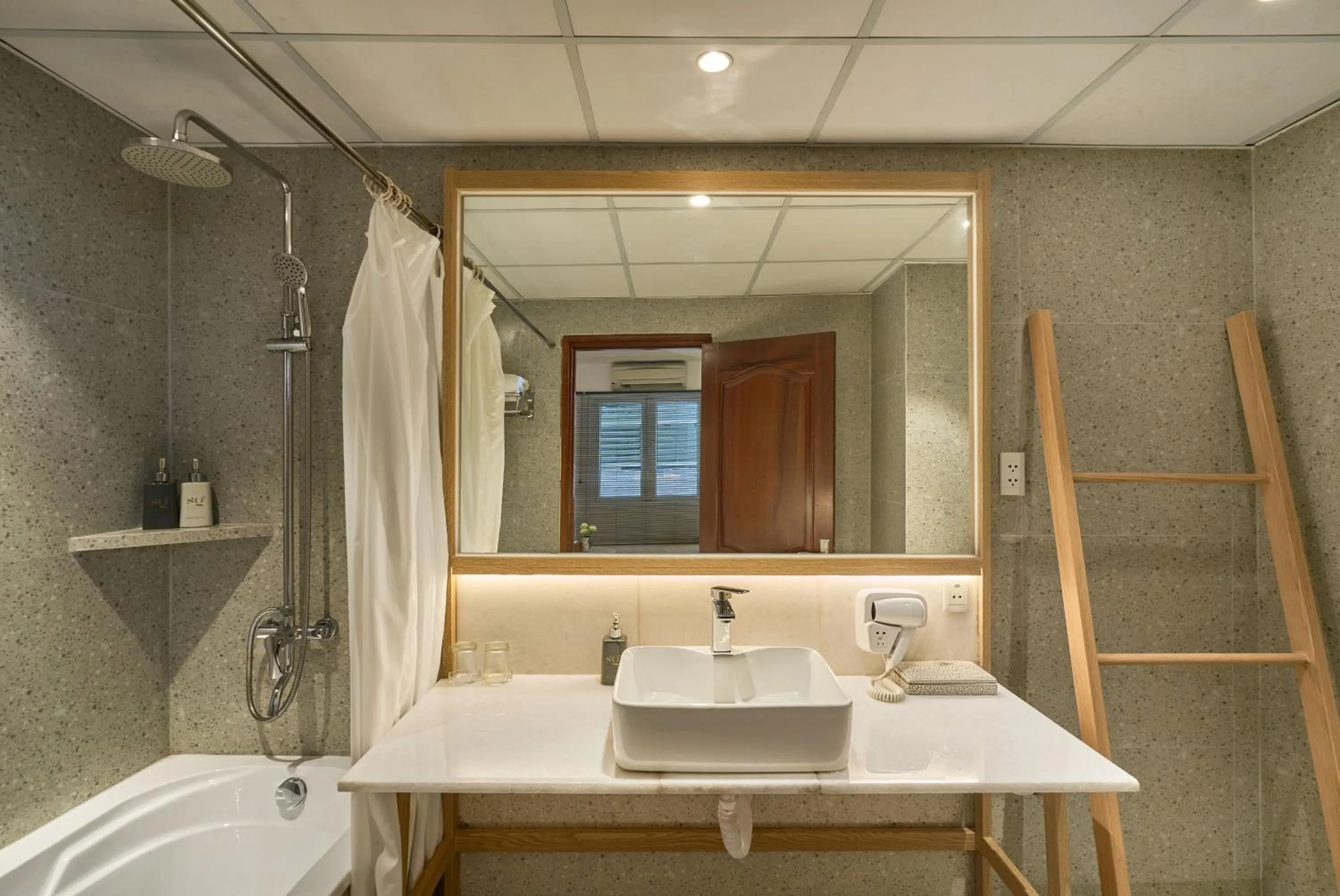 Shower in Blue Diamond Hotel