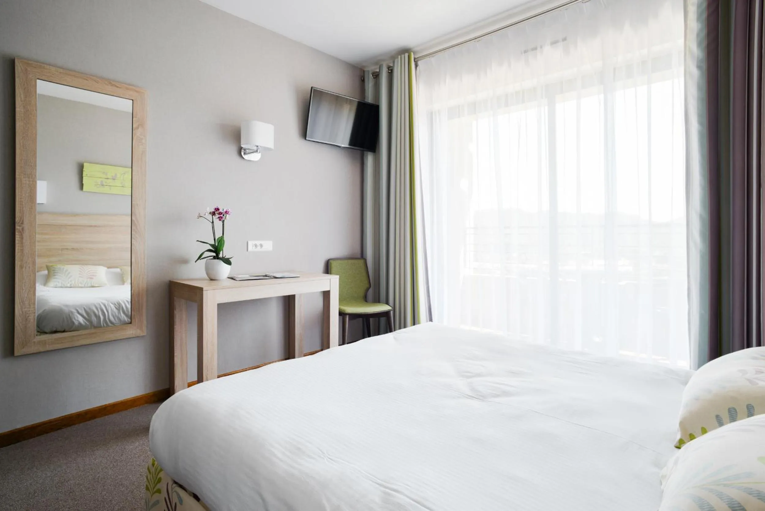 Bed in Logis Hotel Restaurant La Porte des Cévennes