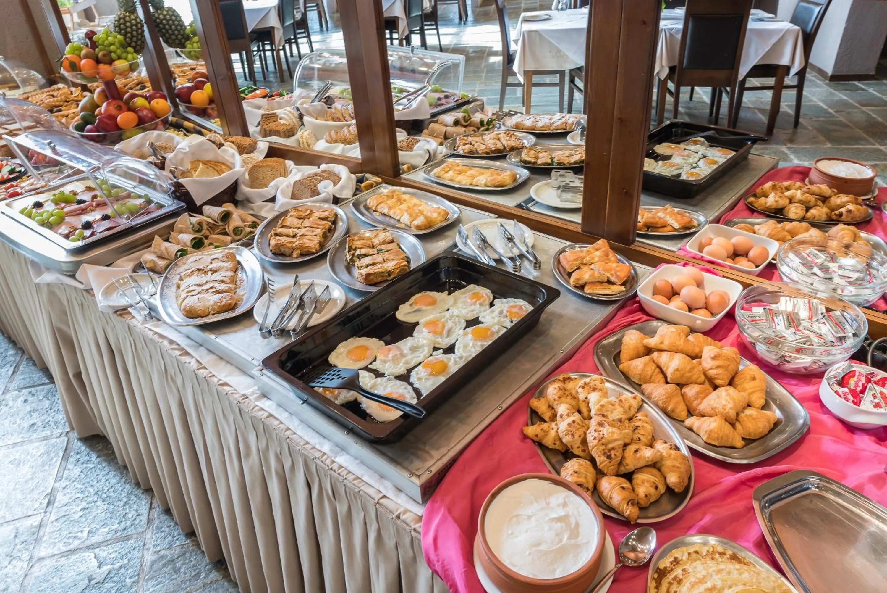 Buffet breakfast in Arahova Inn Hotel
