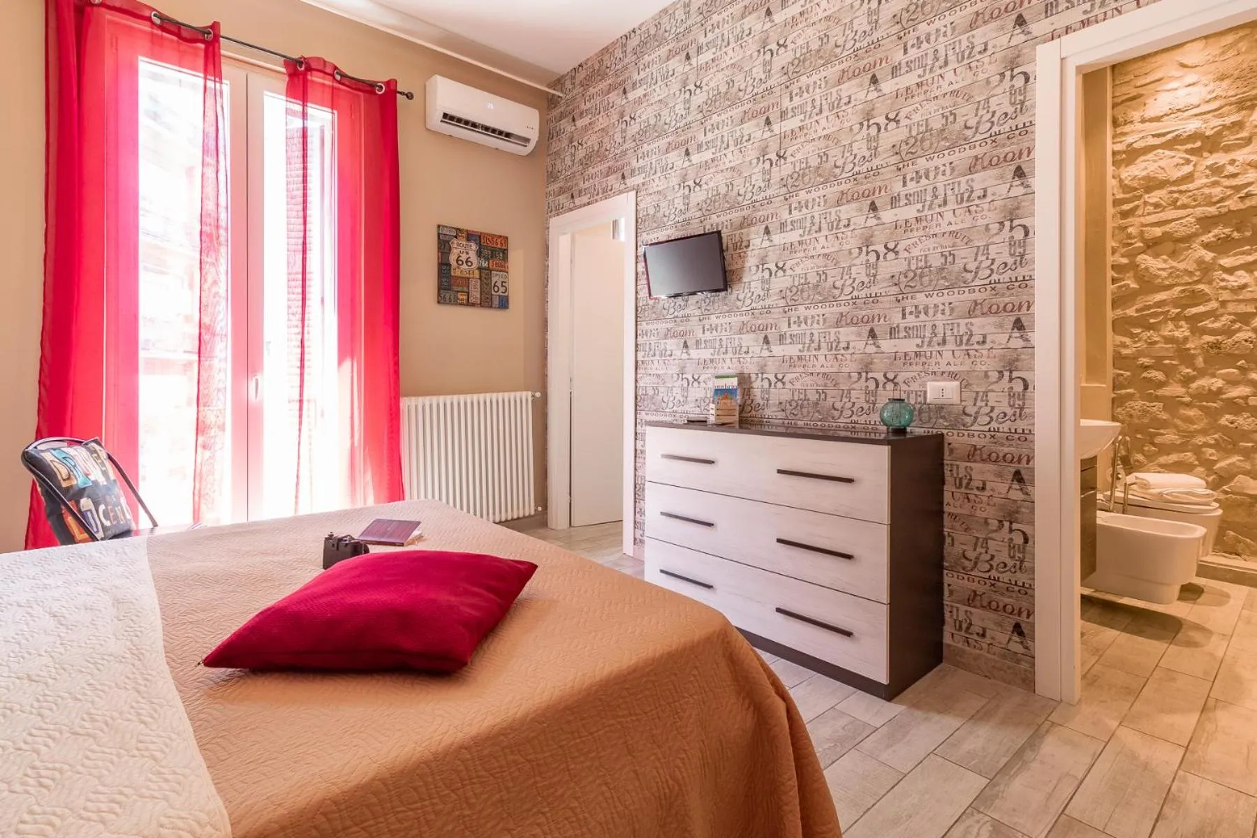 Photo of the whole room, Bed in La Casa Rosa