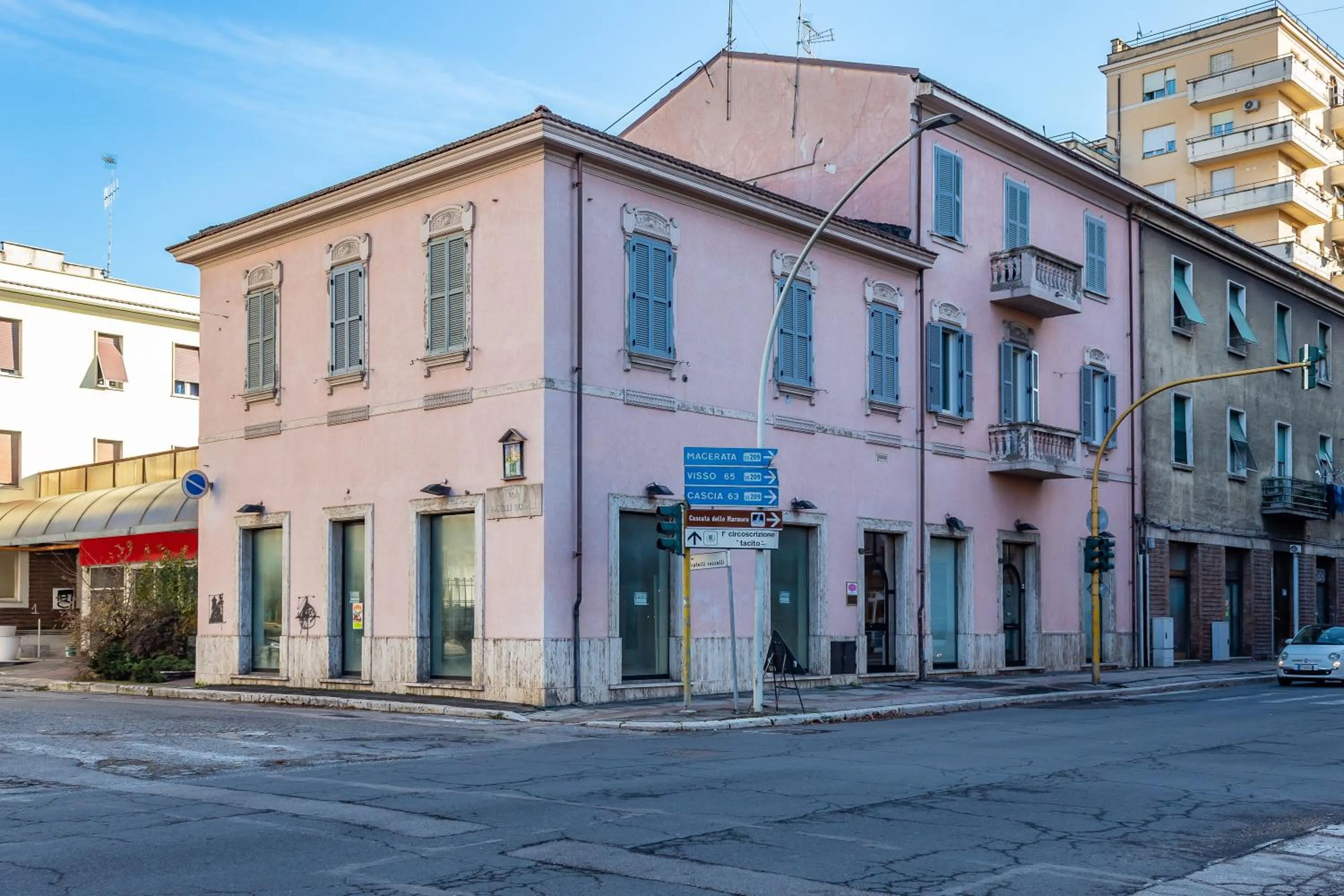 Property building in La Casa Rosa