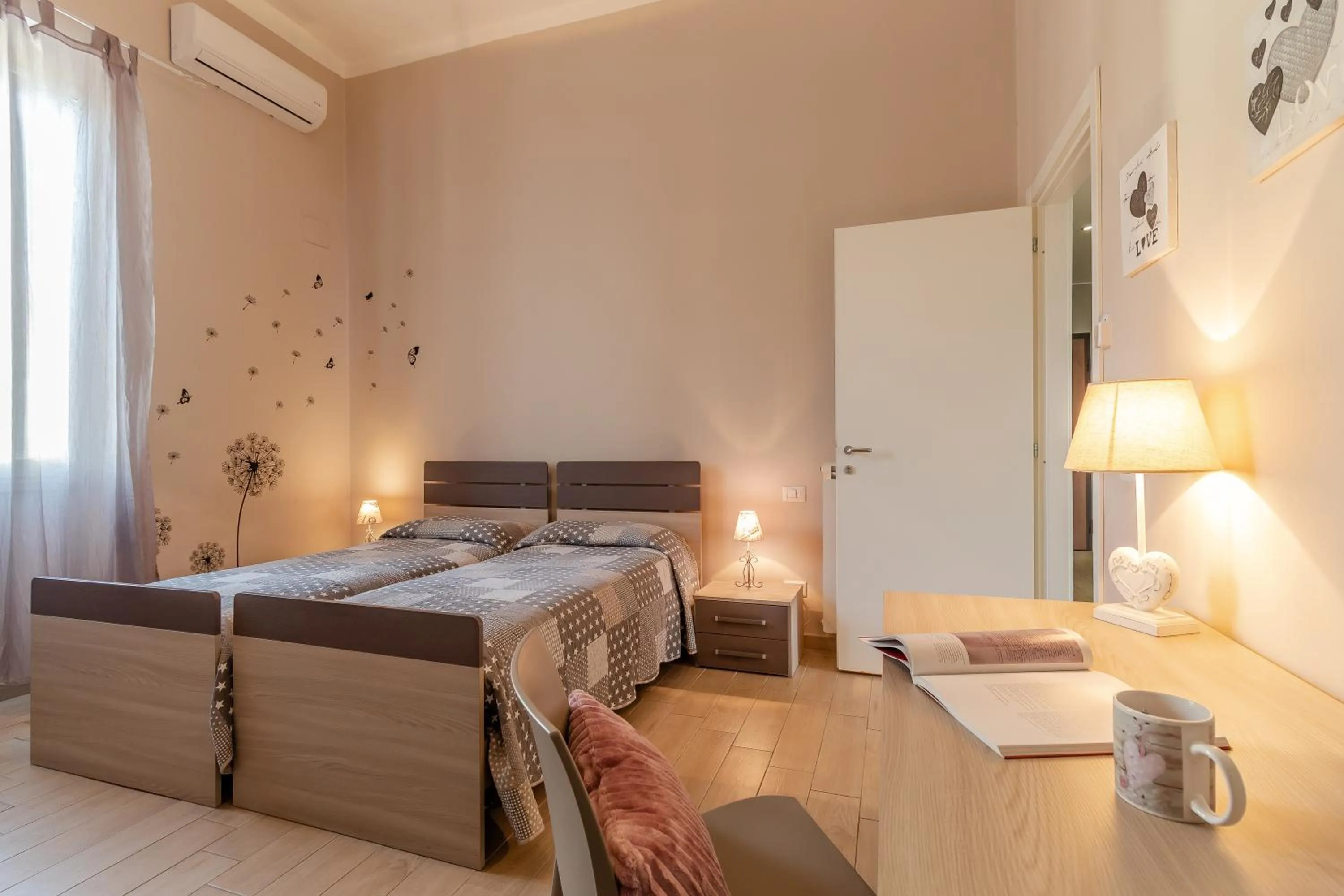 Photo of the whole room, Bed in La Casa Rosa