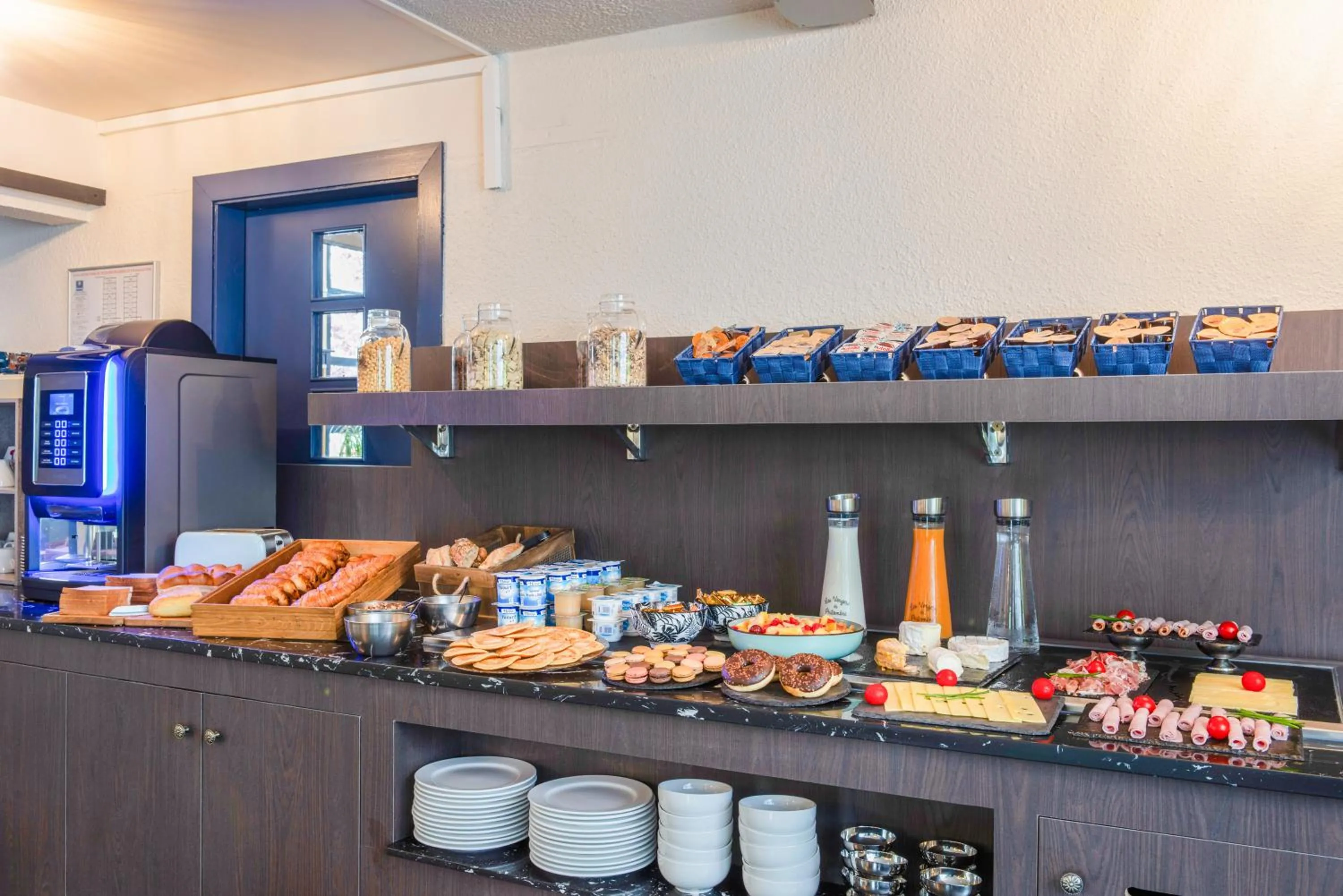 Buffet breakfast in Hôtel Kyriad Dieppe