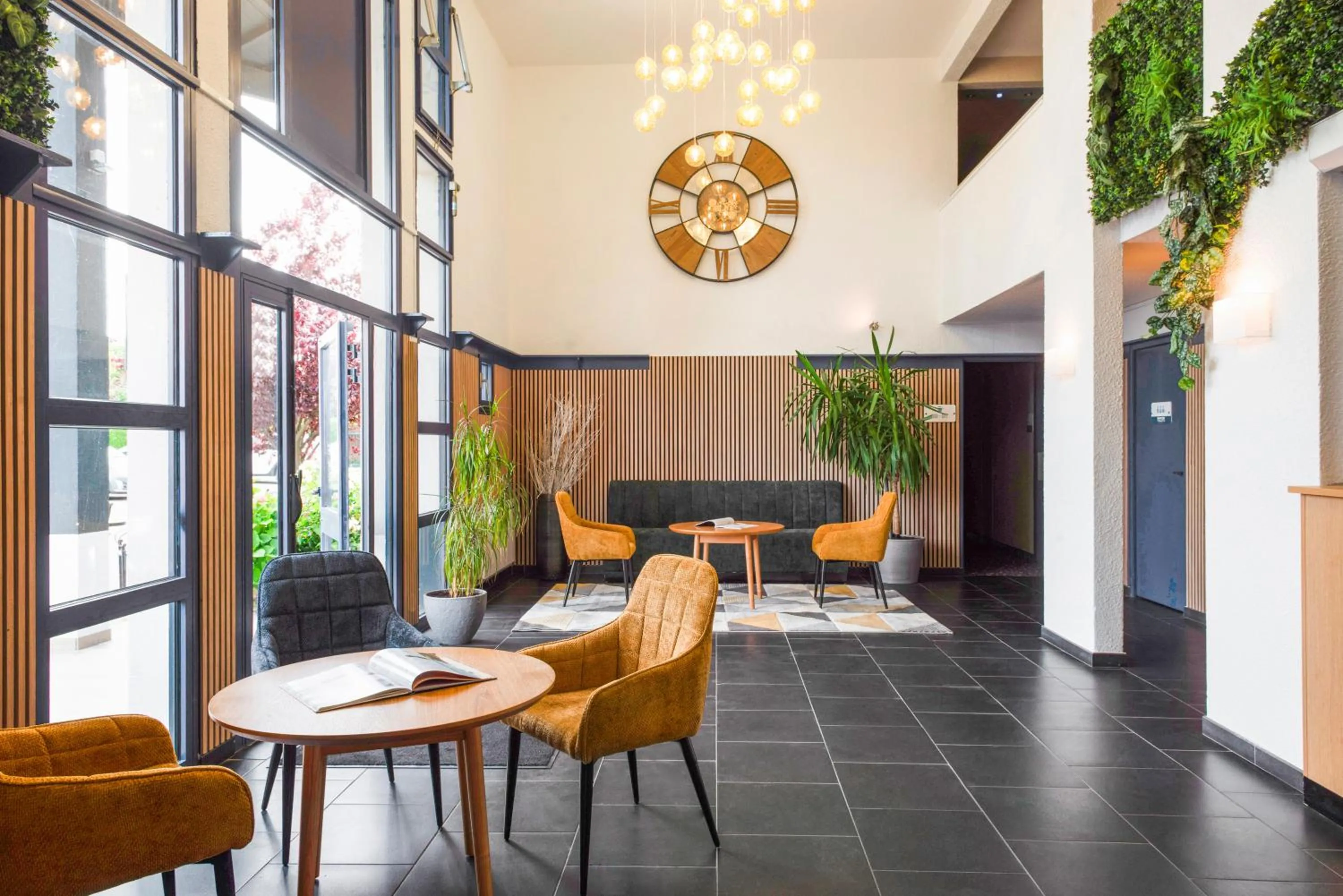 Seating area in Hôtel Kyriad Dieppe