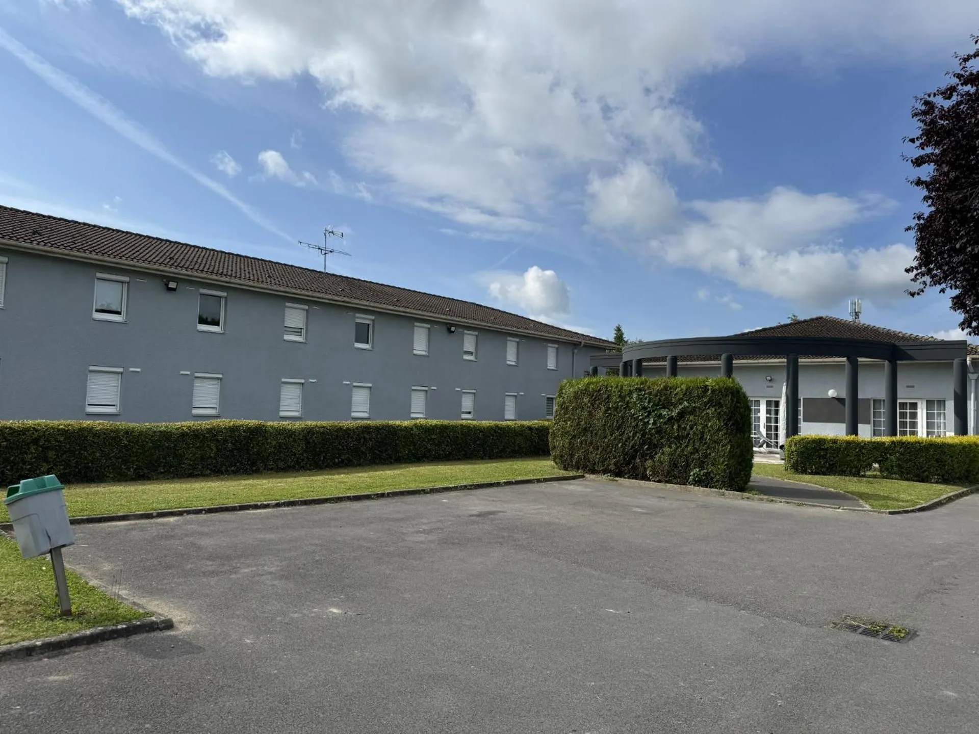 Property building in Kyriad Direct Reims Bezannes