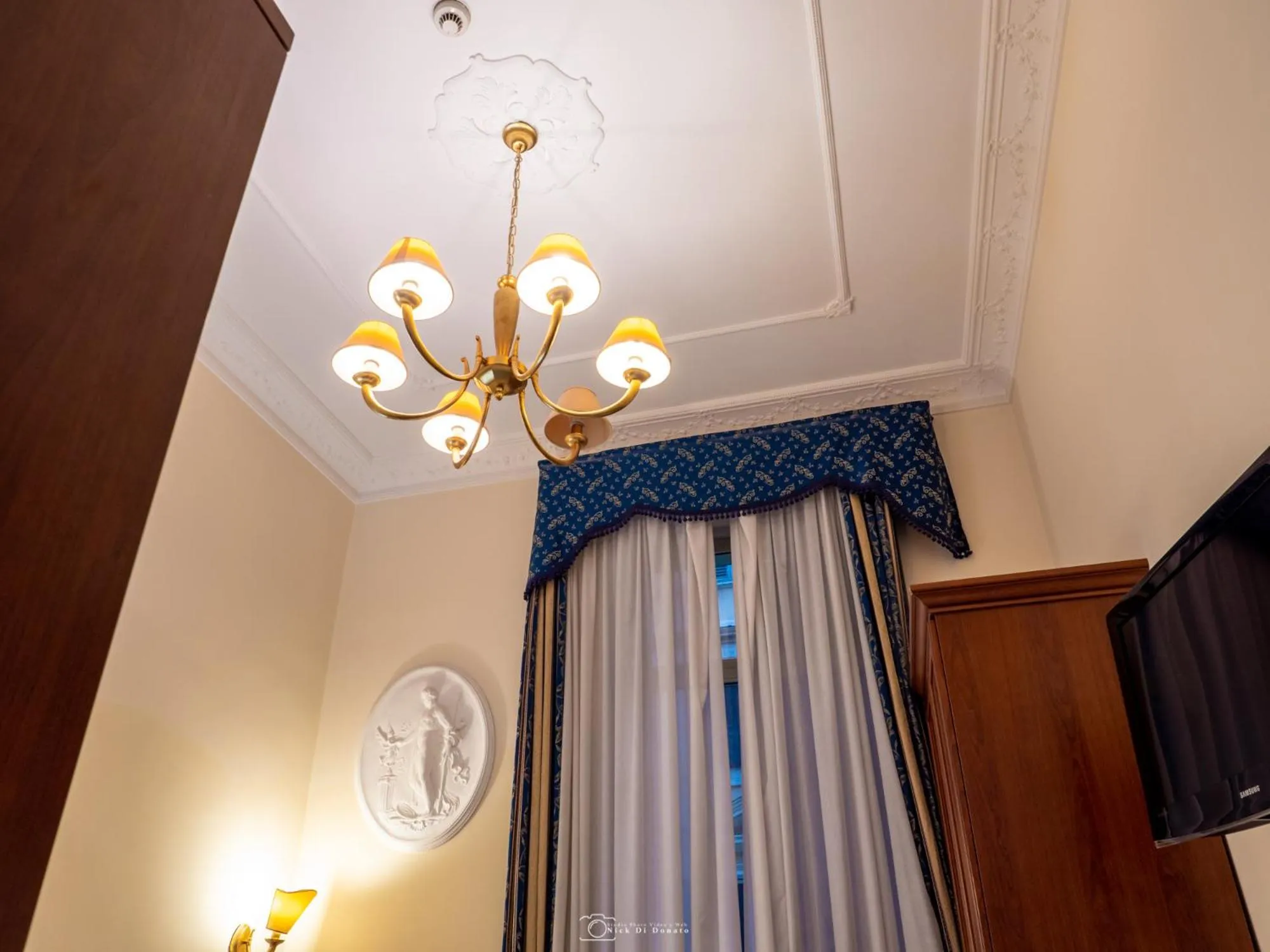 TV and multimedia in Caroline Suite