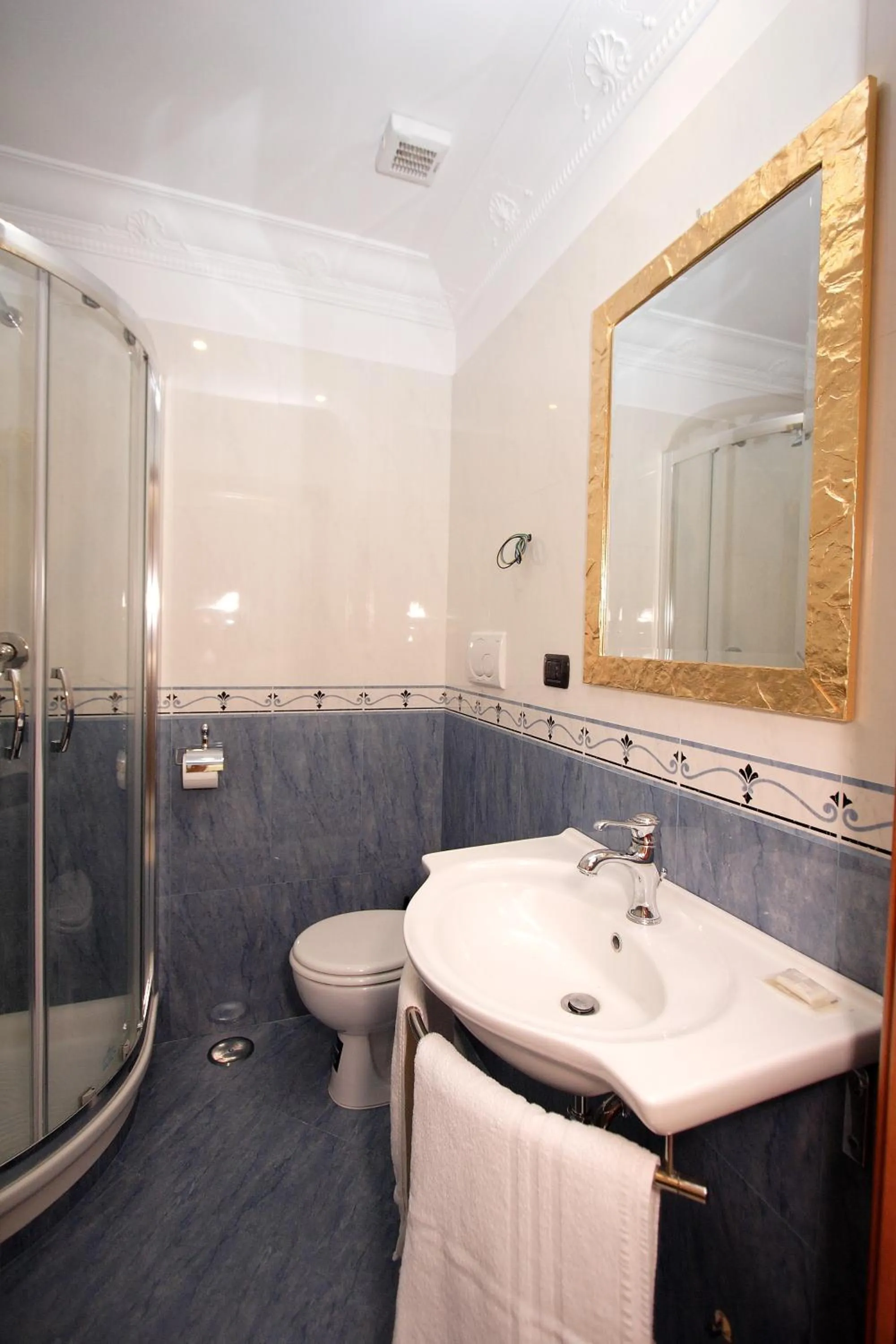 Bathroom in Caroline Suite