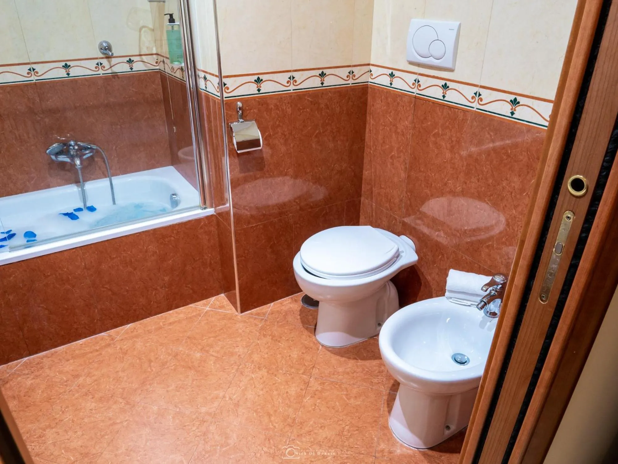 Toilet in Caroline Suite