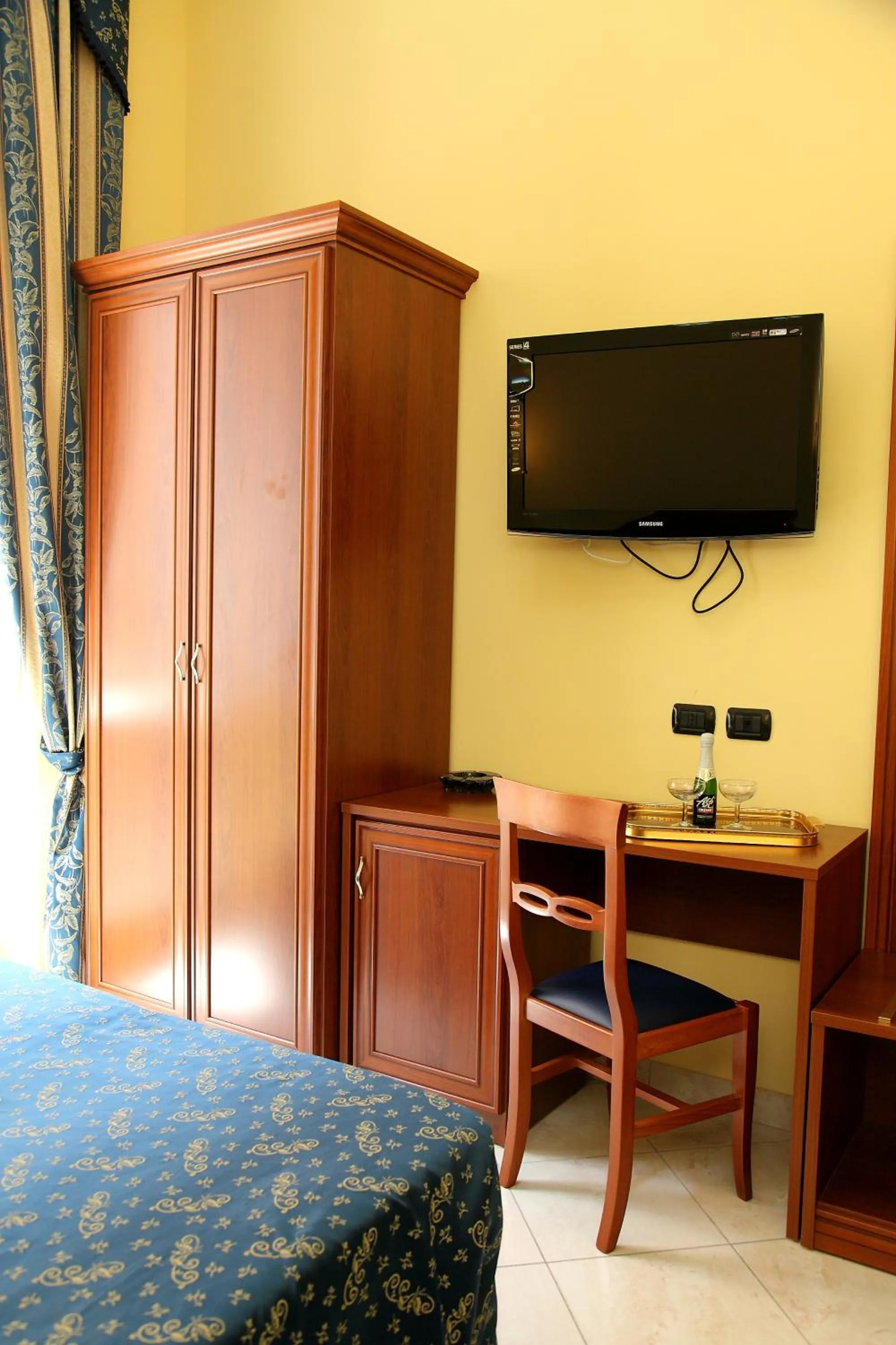 TV and multimedia in Caroline Suite