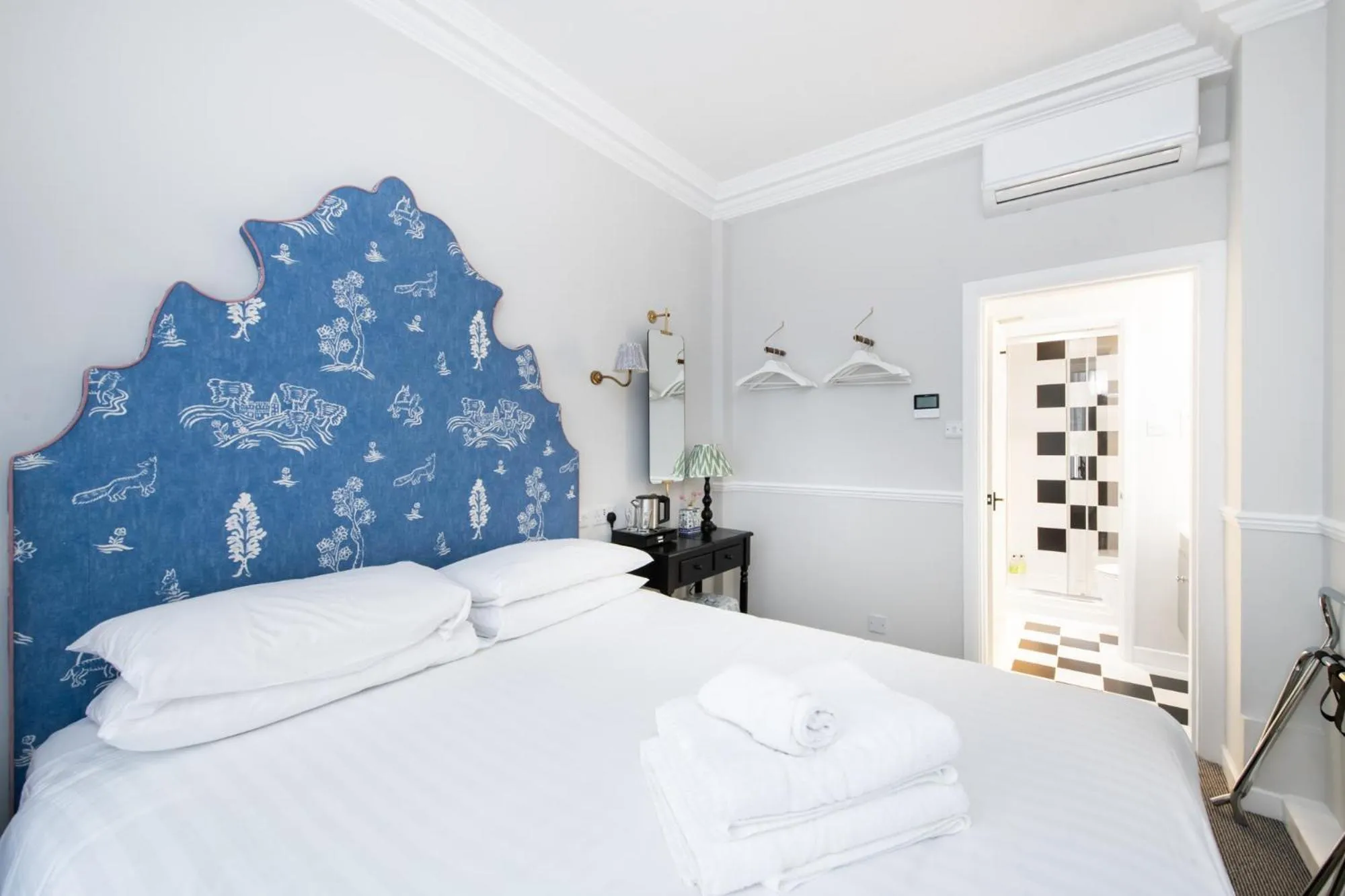 Bedroom, Bed in Americana Hotel