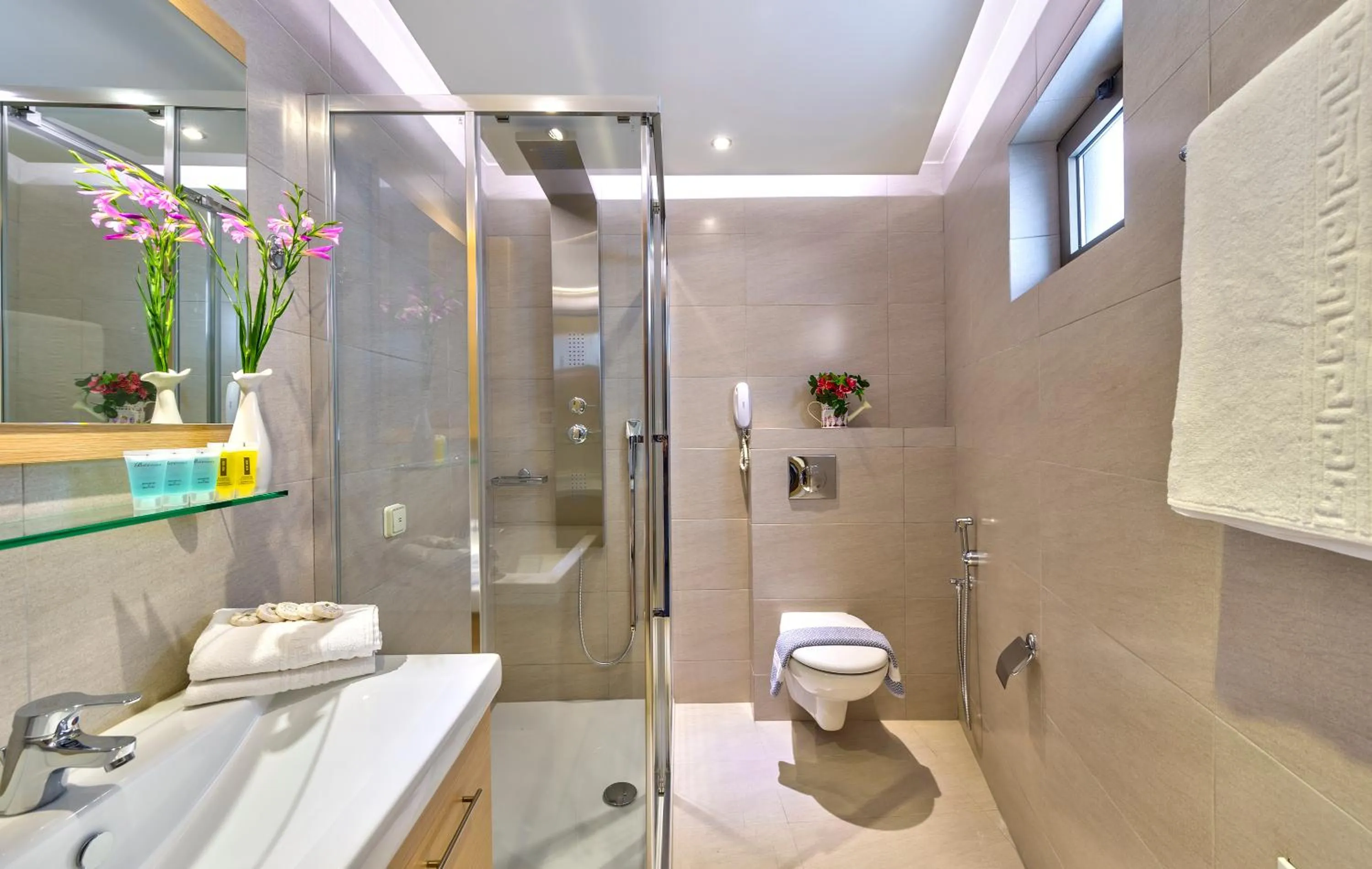 Toilet in Leonidas Hotel & Apartments