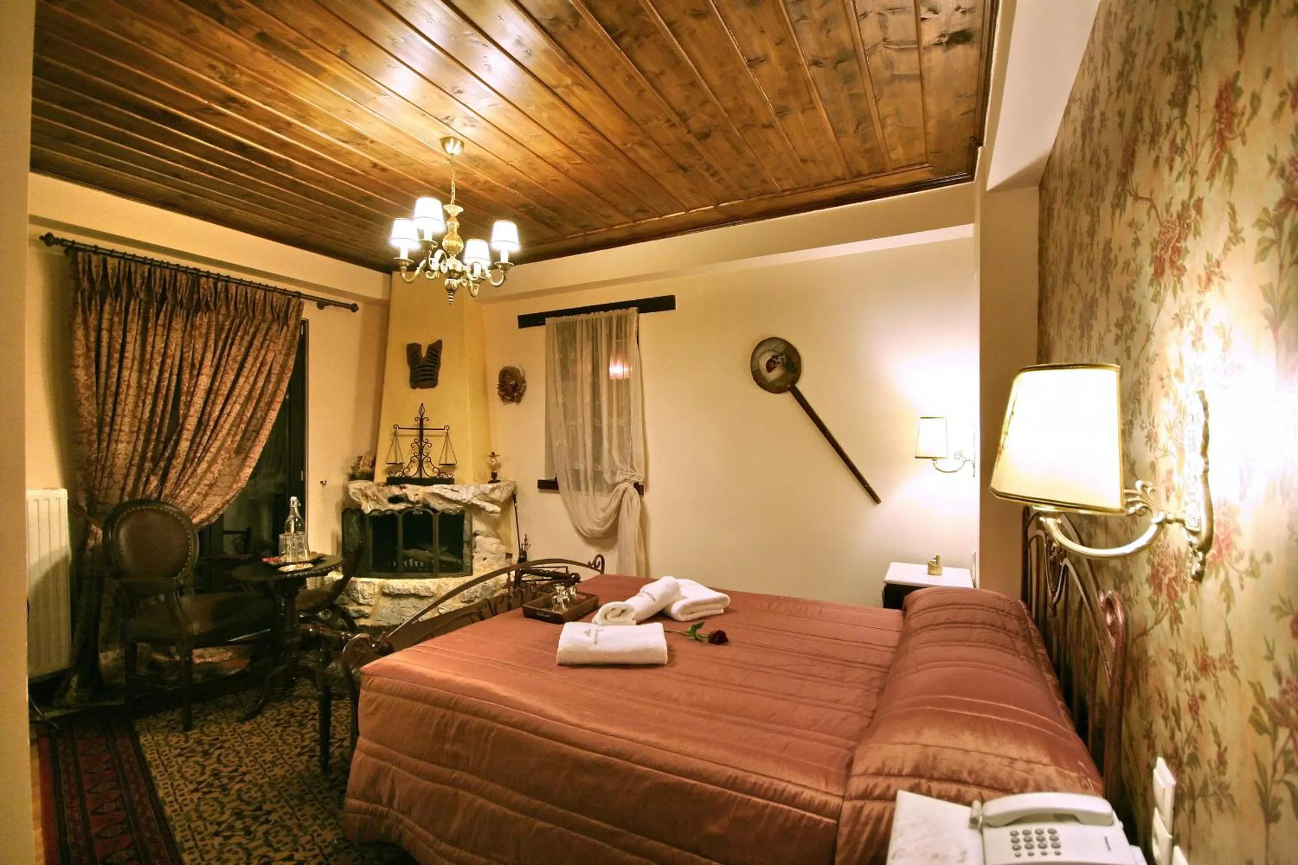 Photo of the whole room, Bed in En Dimitsani