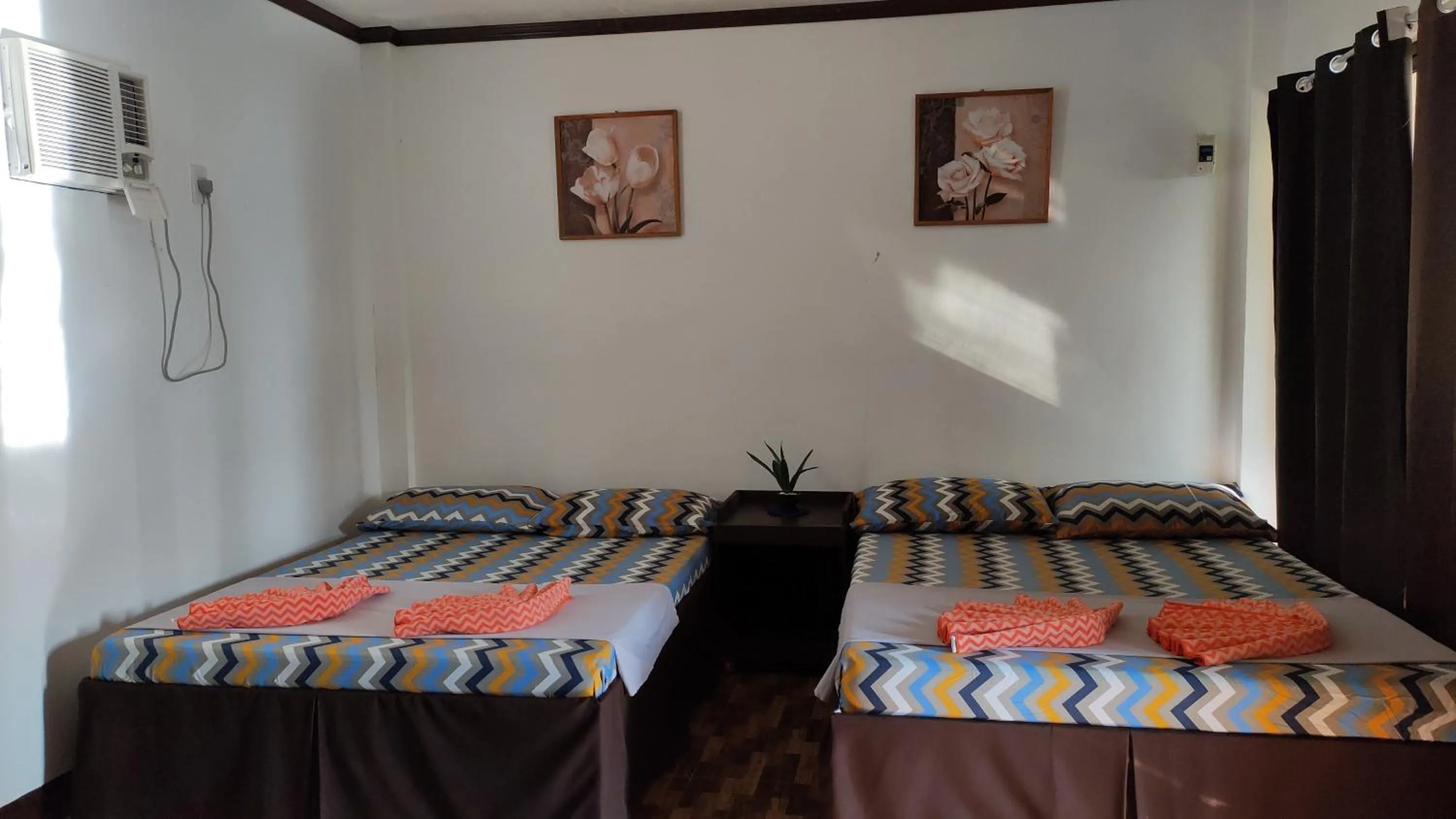 Photo of the whole room, Bed in Aloha