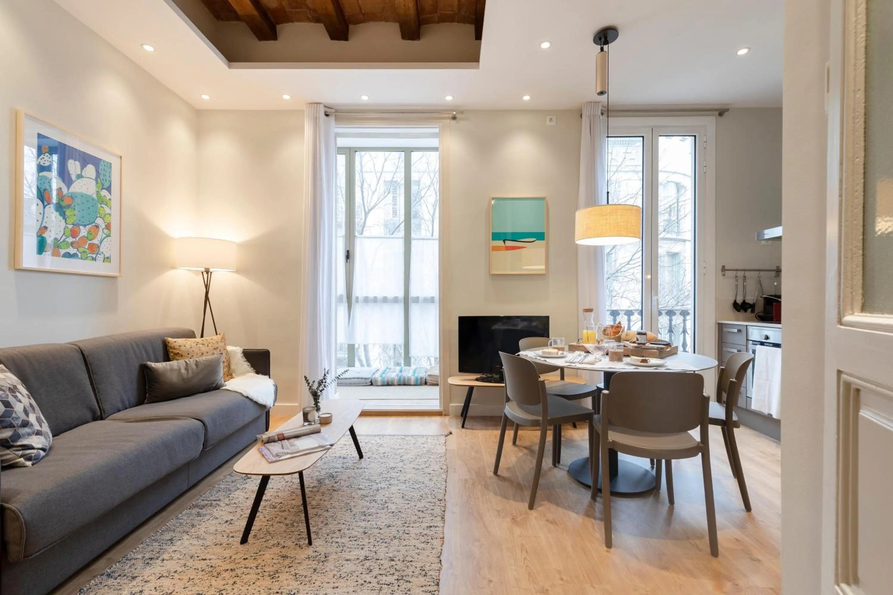 TV and multimedia in Aspasios Urquinaona Apartments