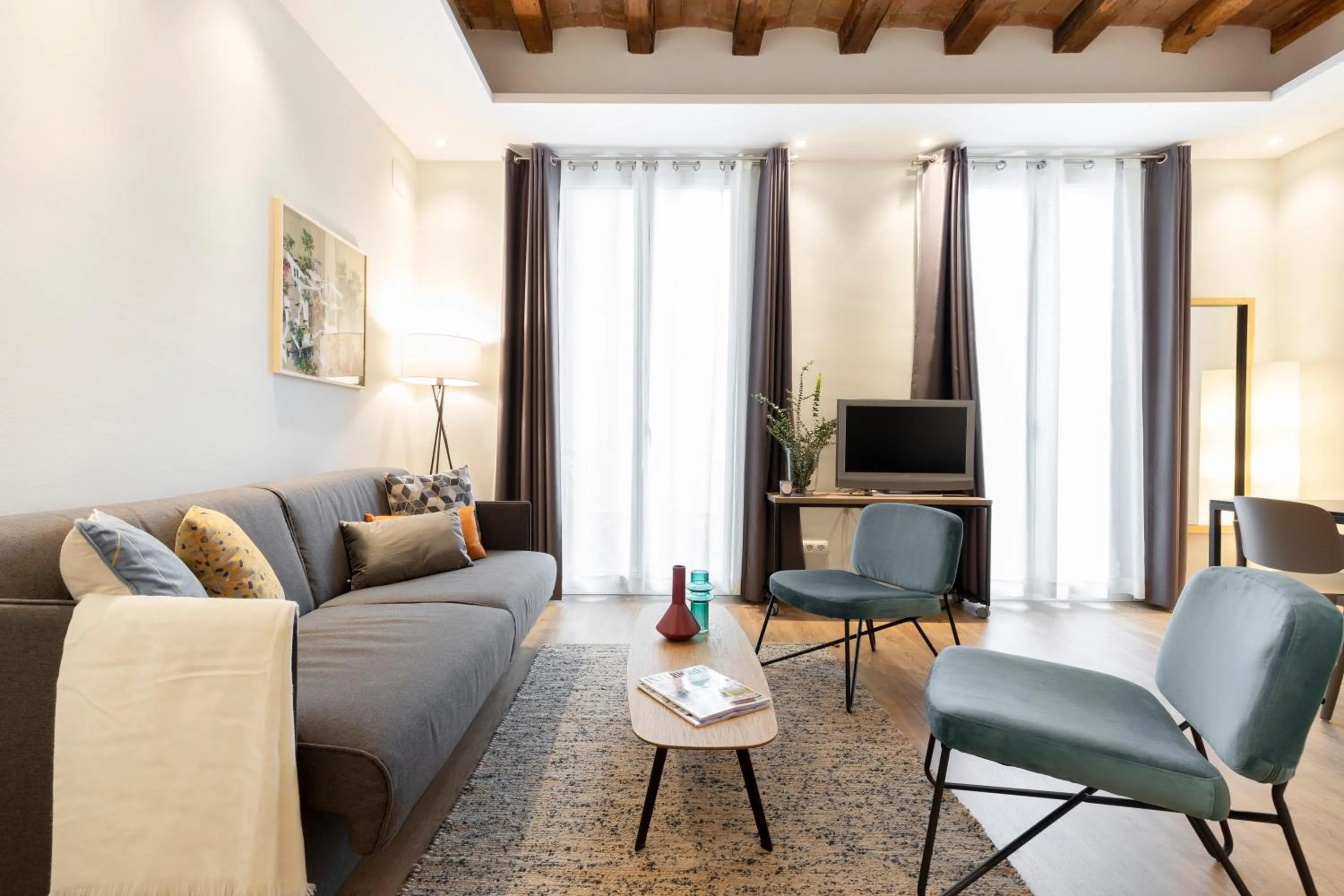 TV and multimedia in Aspasios Urquinaona Apartments