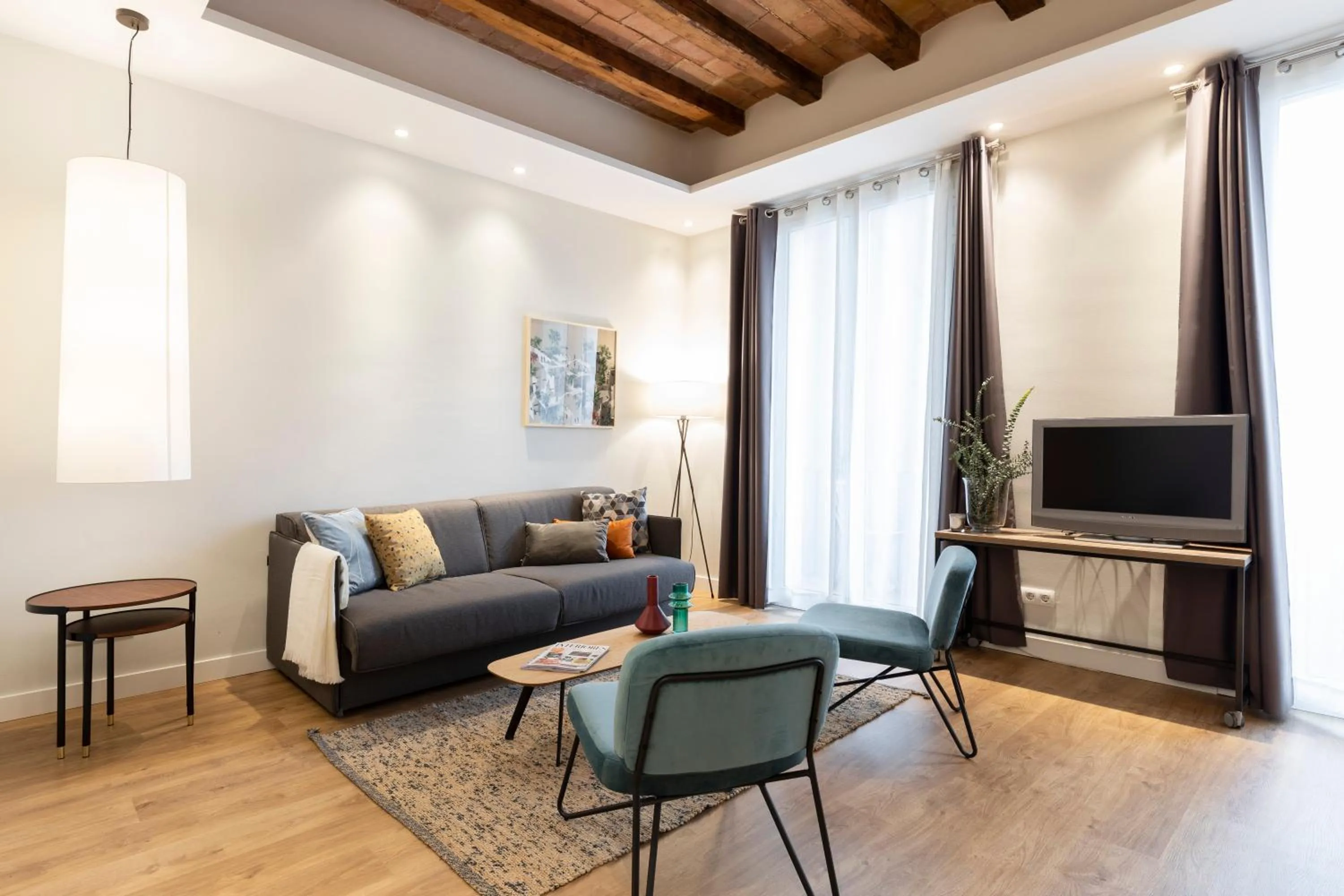 TV and multimedia in Aspasios Urquinaona Apartments