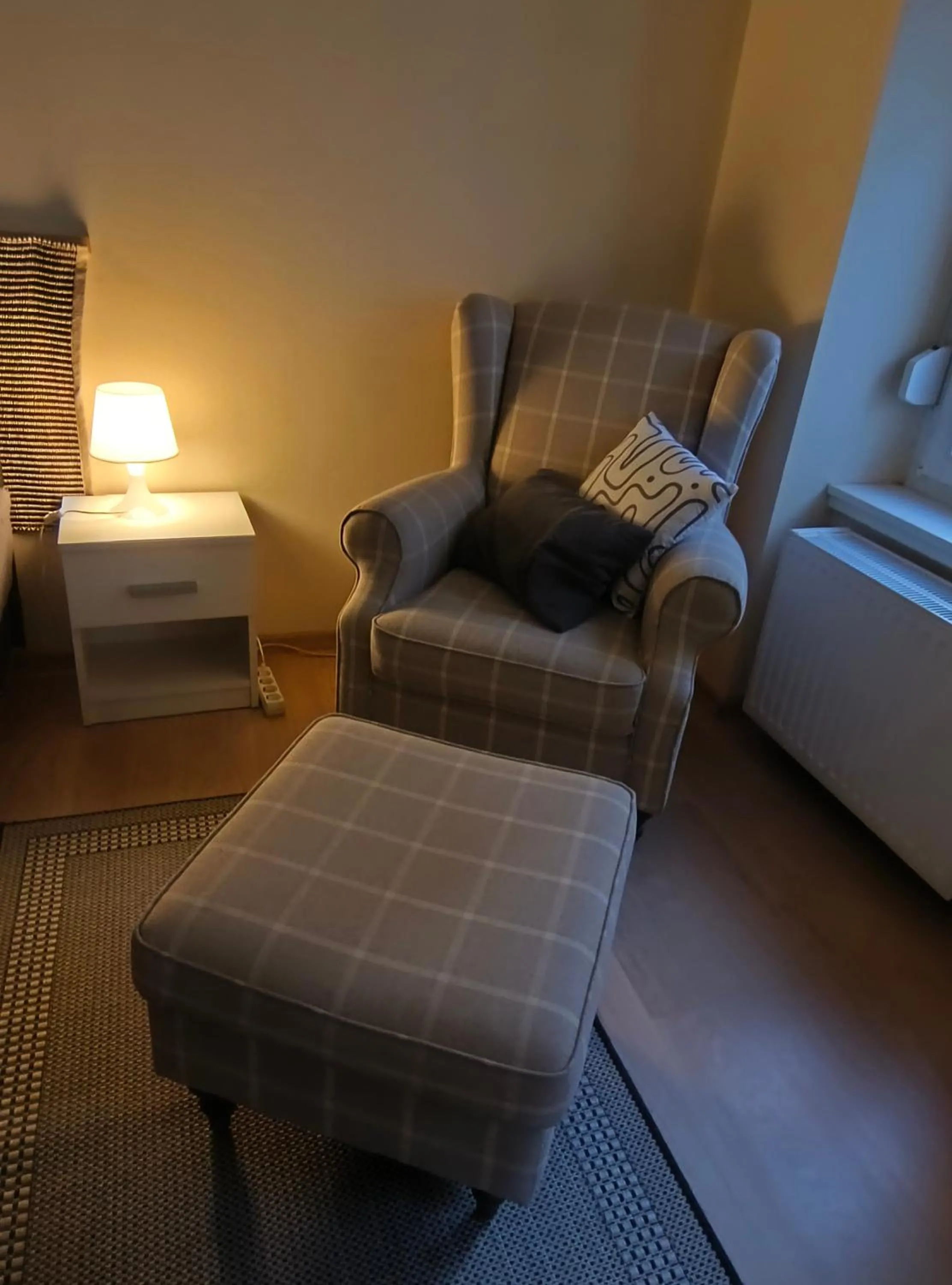 Seating area, Bed in Vince apartman