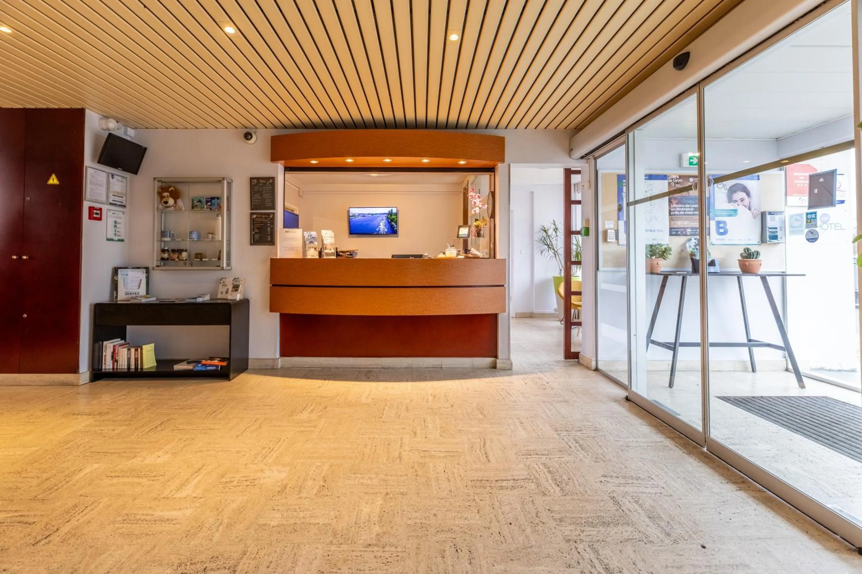 Lobby or reception in Brit Hotel Le Parc Vichy