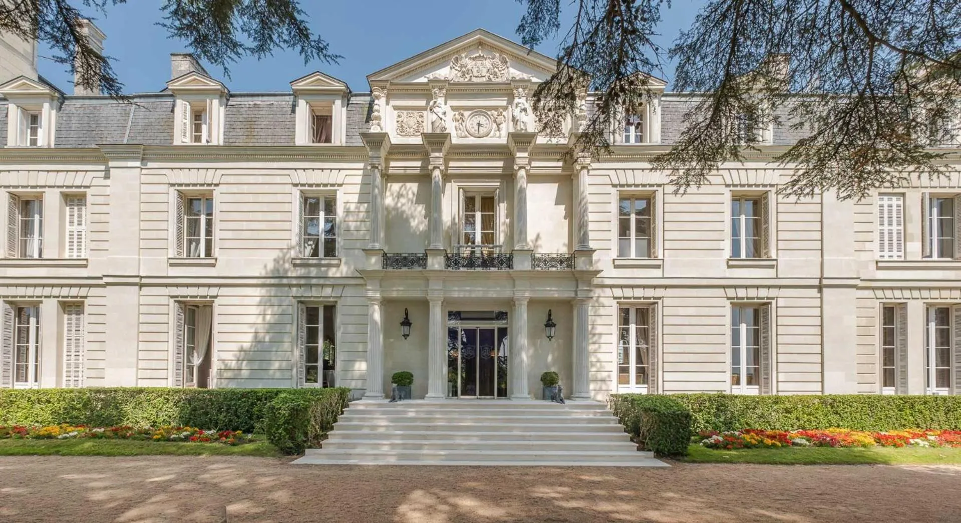 Property building in Chateau De Rochecotte