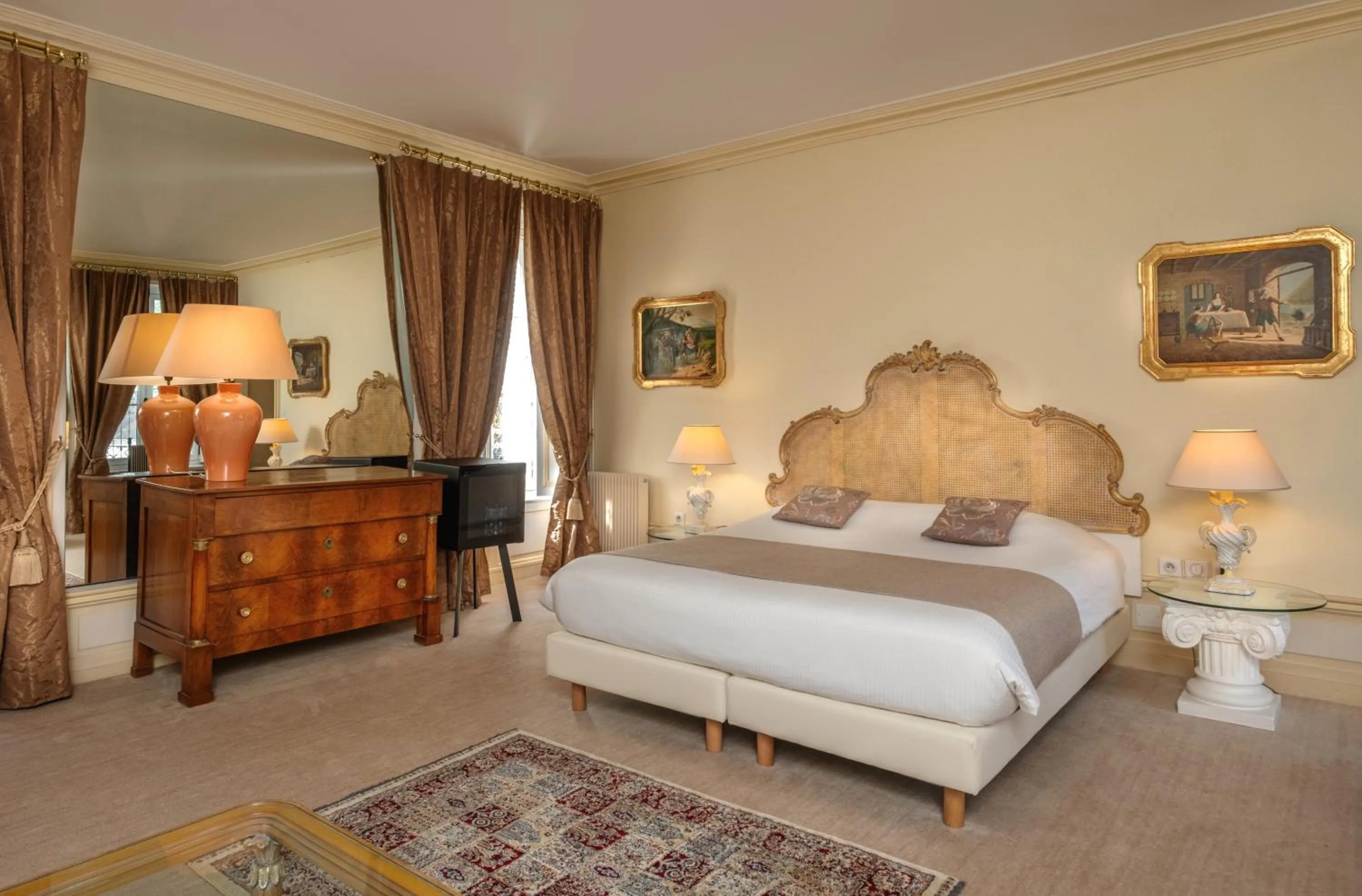 Photo of the whole room, Bed in Chateau De Rochecotte