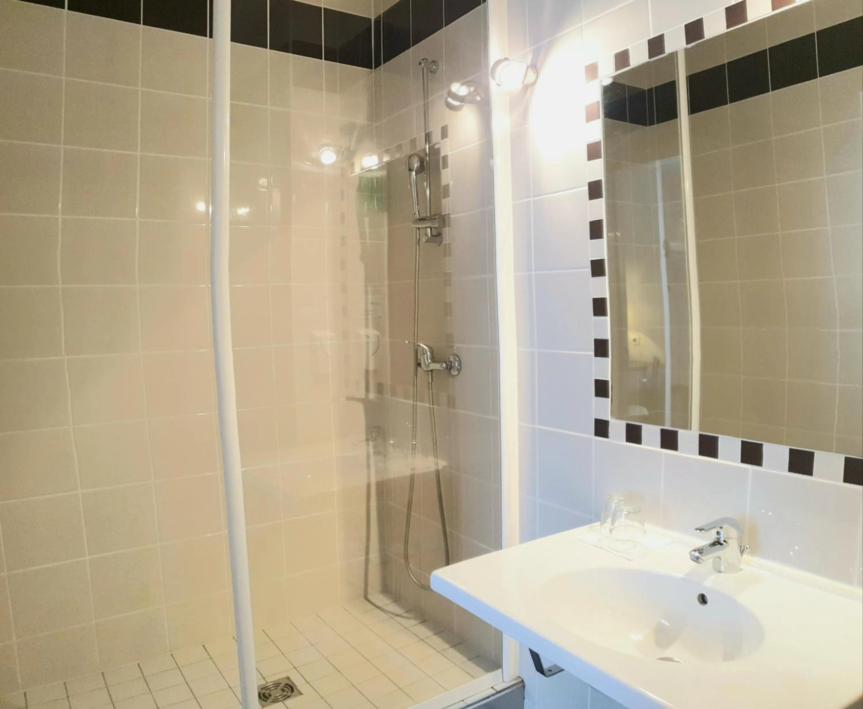 Shower in Brit Hotel Confort Auclair