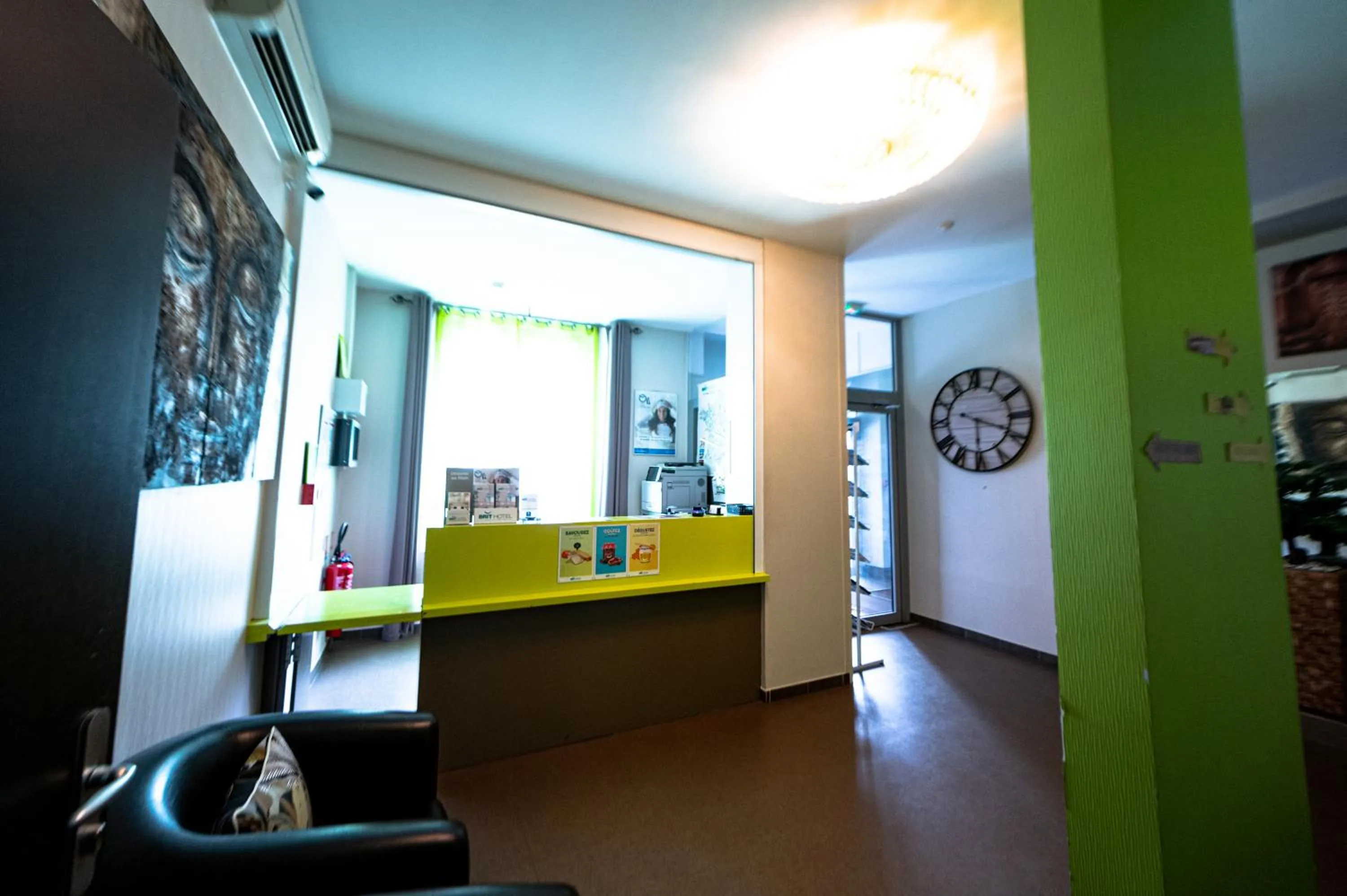 Lobby or reception in Brit Hotel Confort Auclair