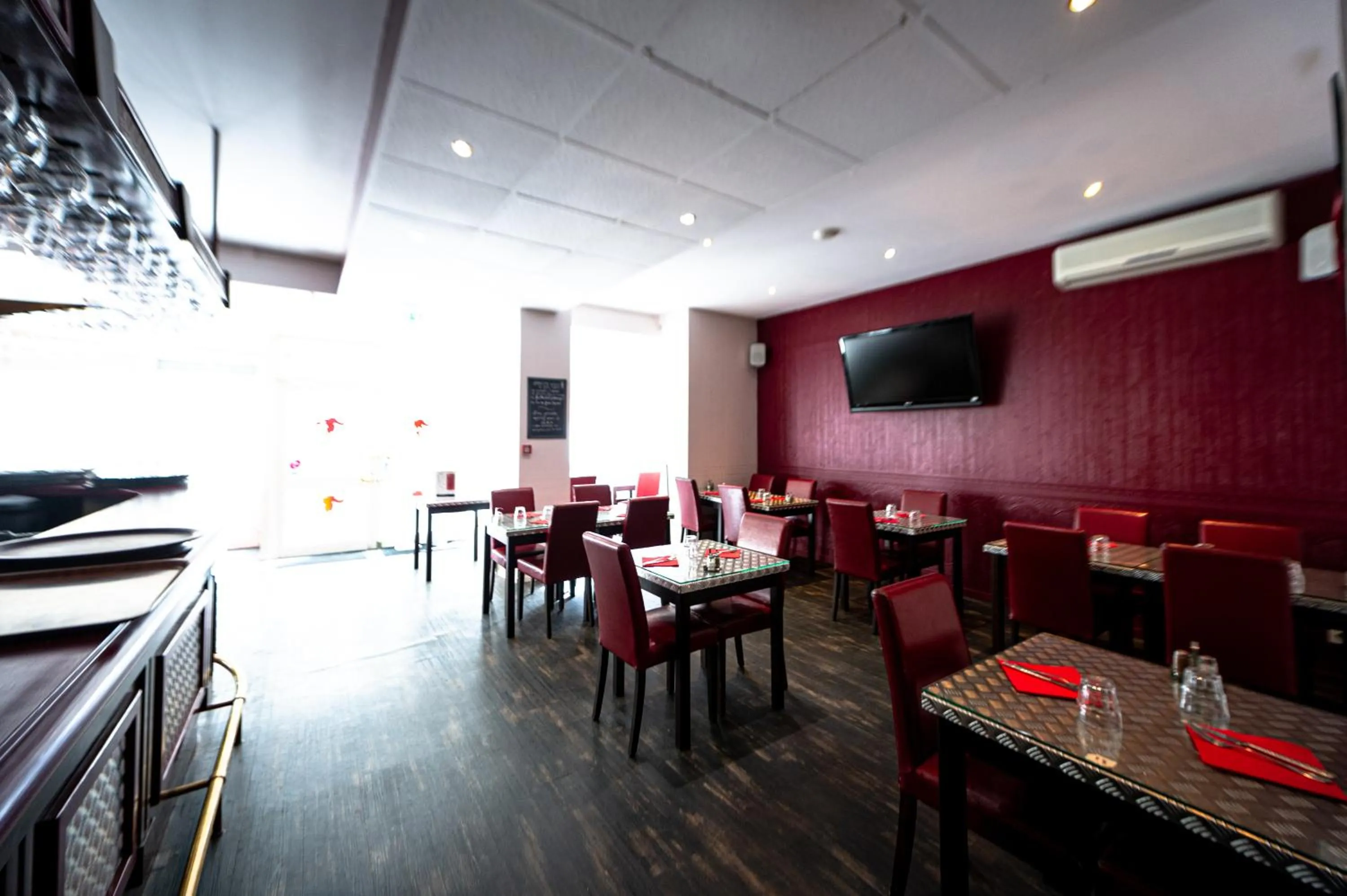 Restaurant/places to eat in Brit Hotel Confort Auclair