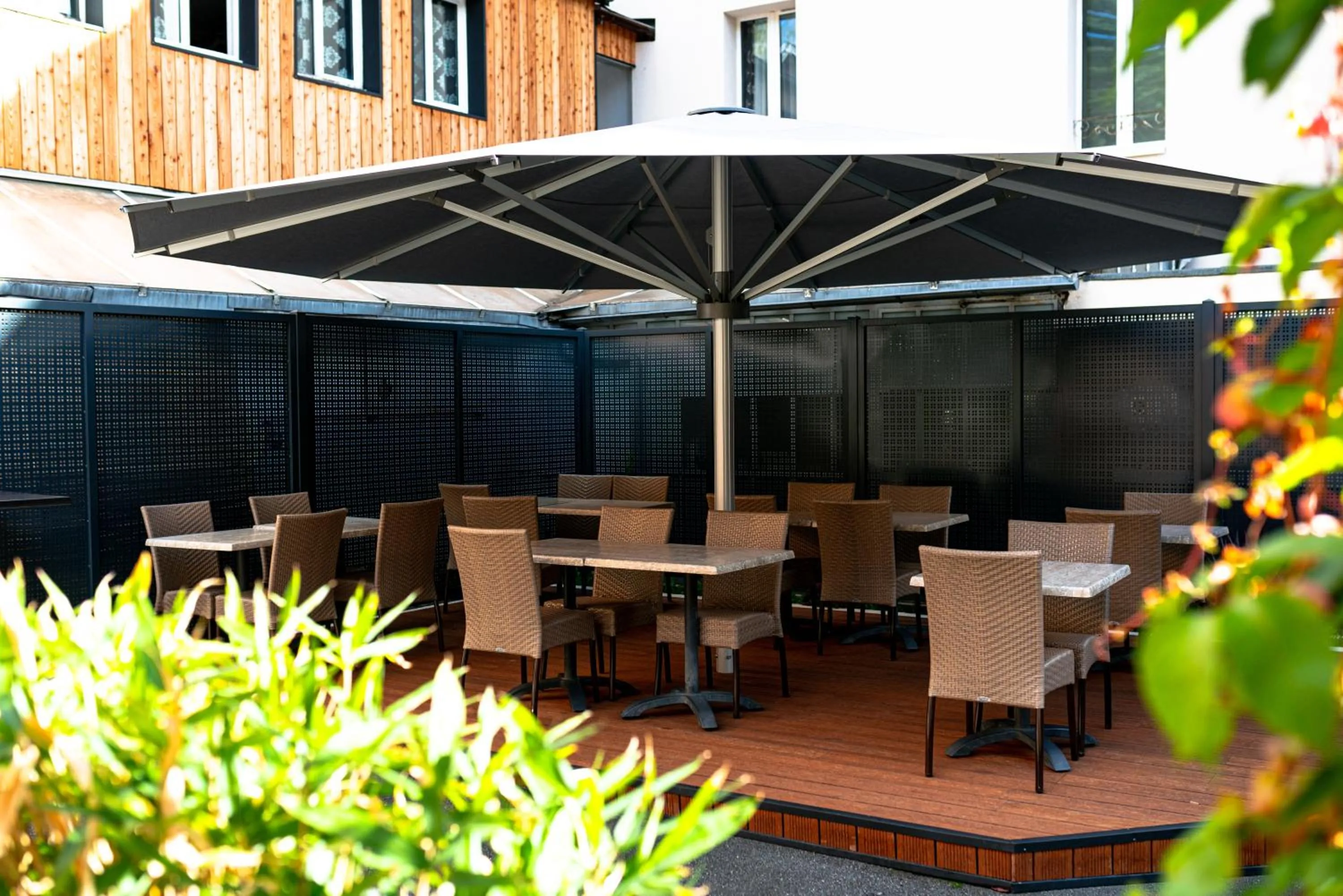 Patio in Brit Hotel Confort Auclair