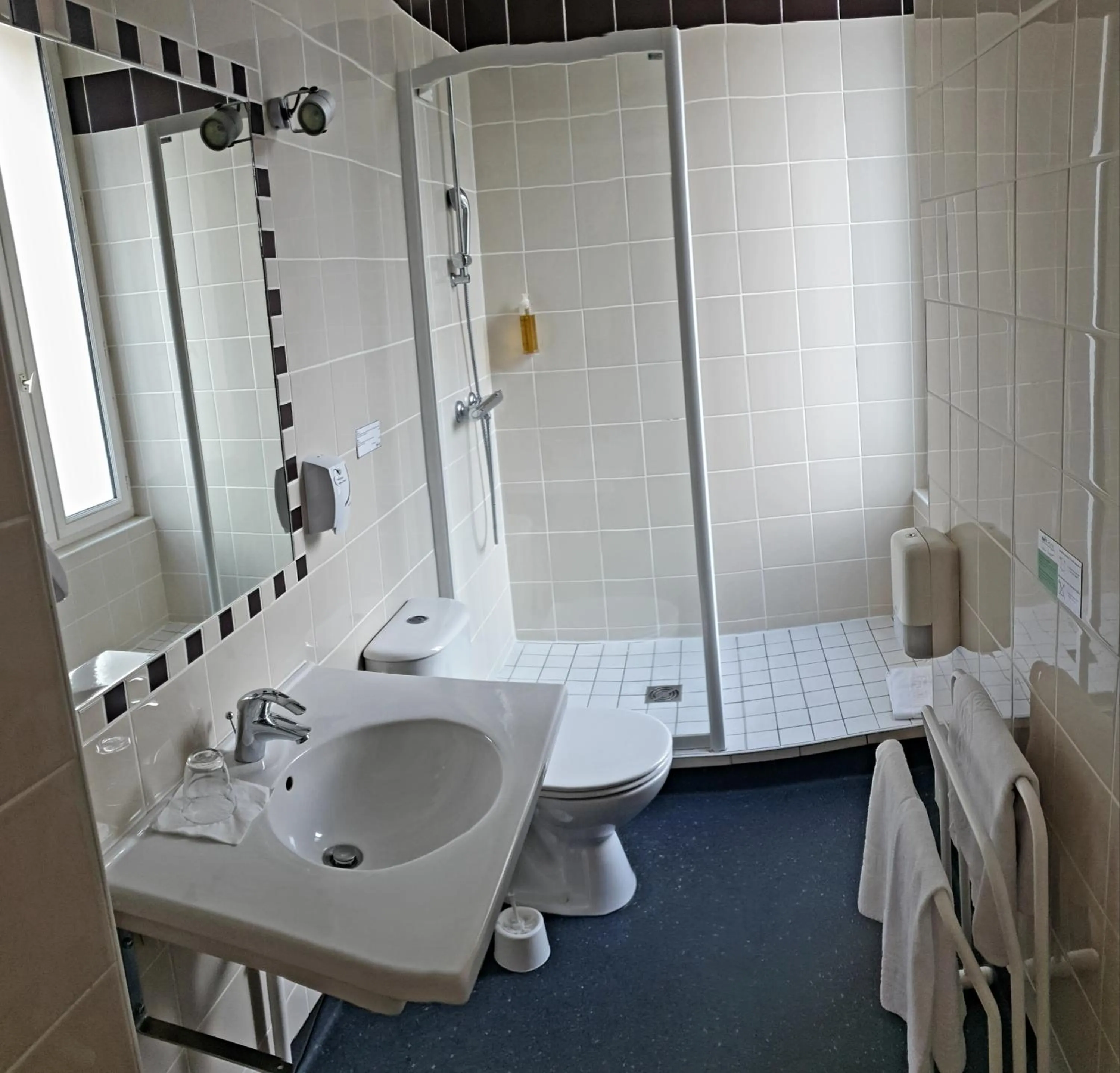 Shower in Brit Hotel Confort Auclair