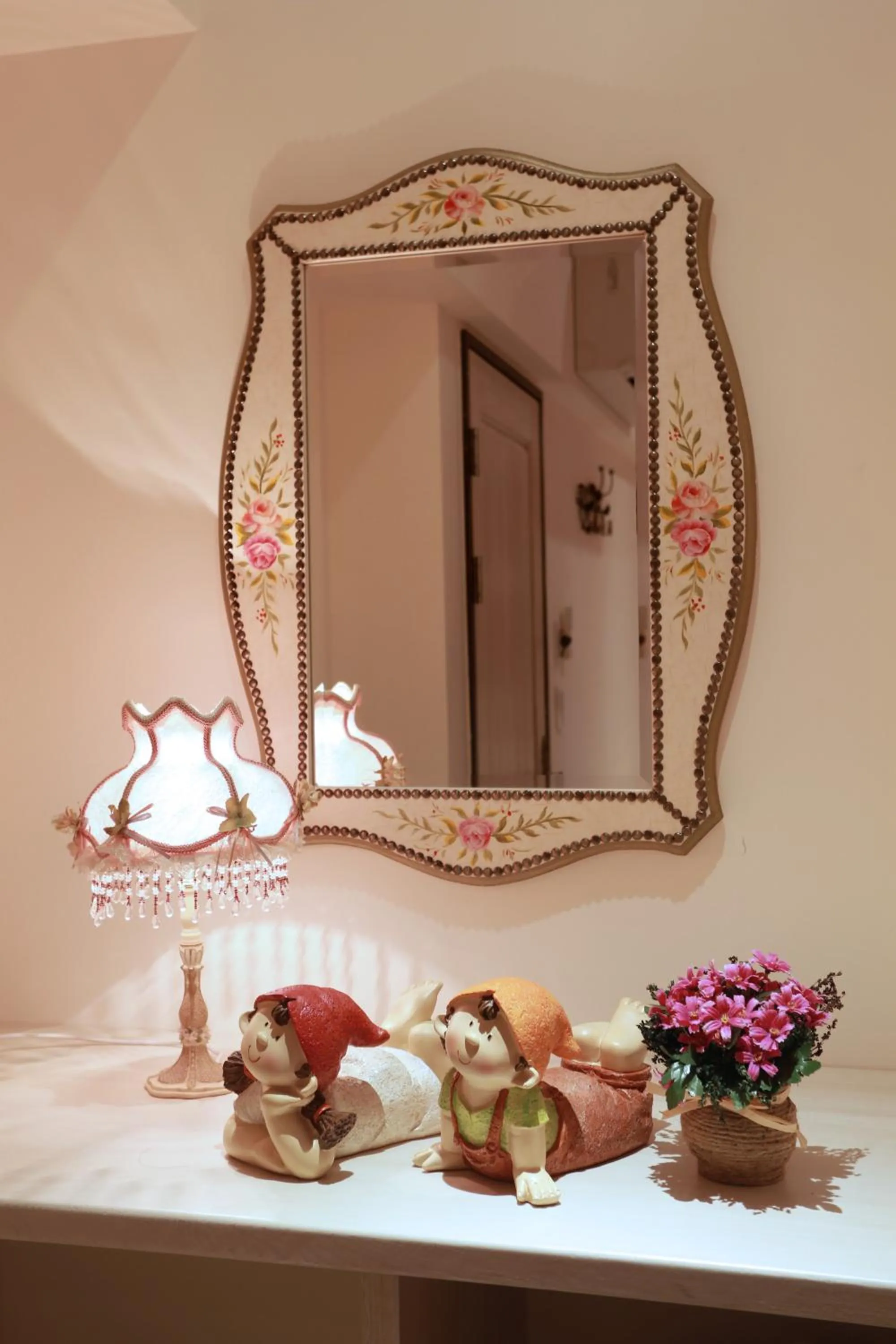 Decorative detail in C'est Bon