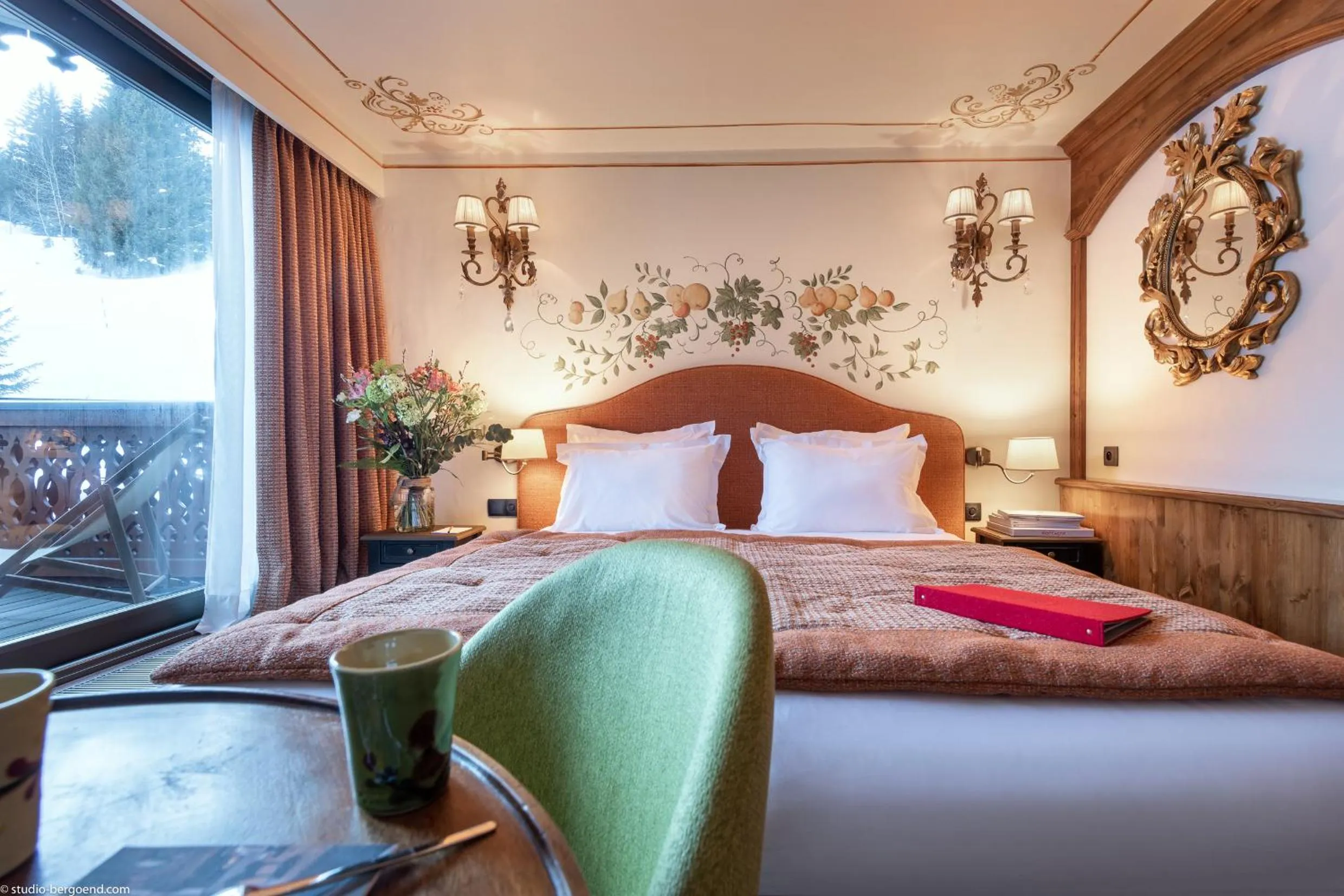 Property building, Bed in Hôtel de la Loze