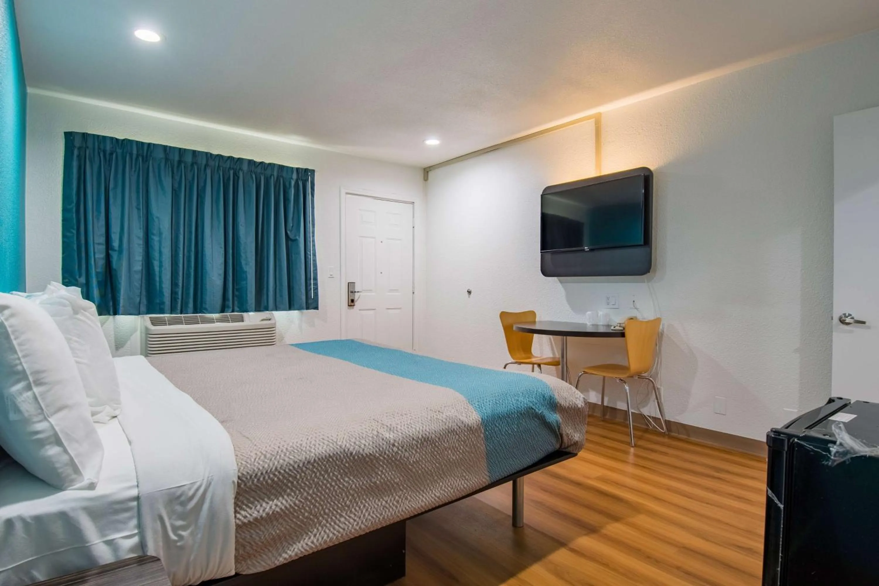 TV and multimedia, Bed in Motel 6-San Bernardino, CA - Downtown