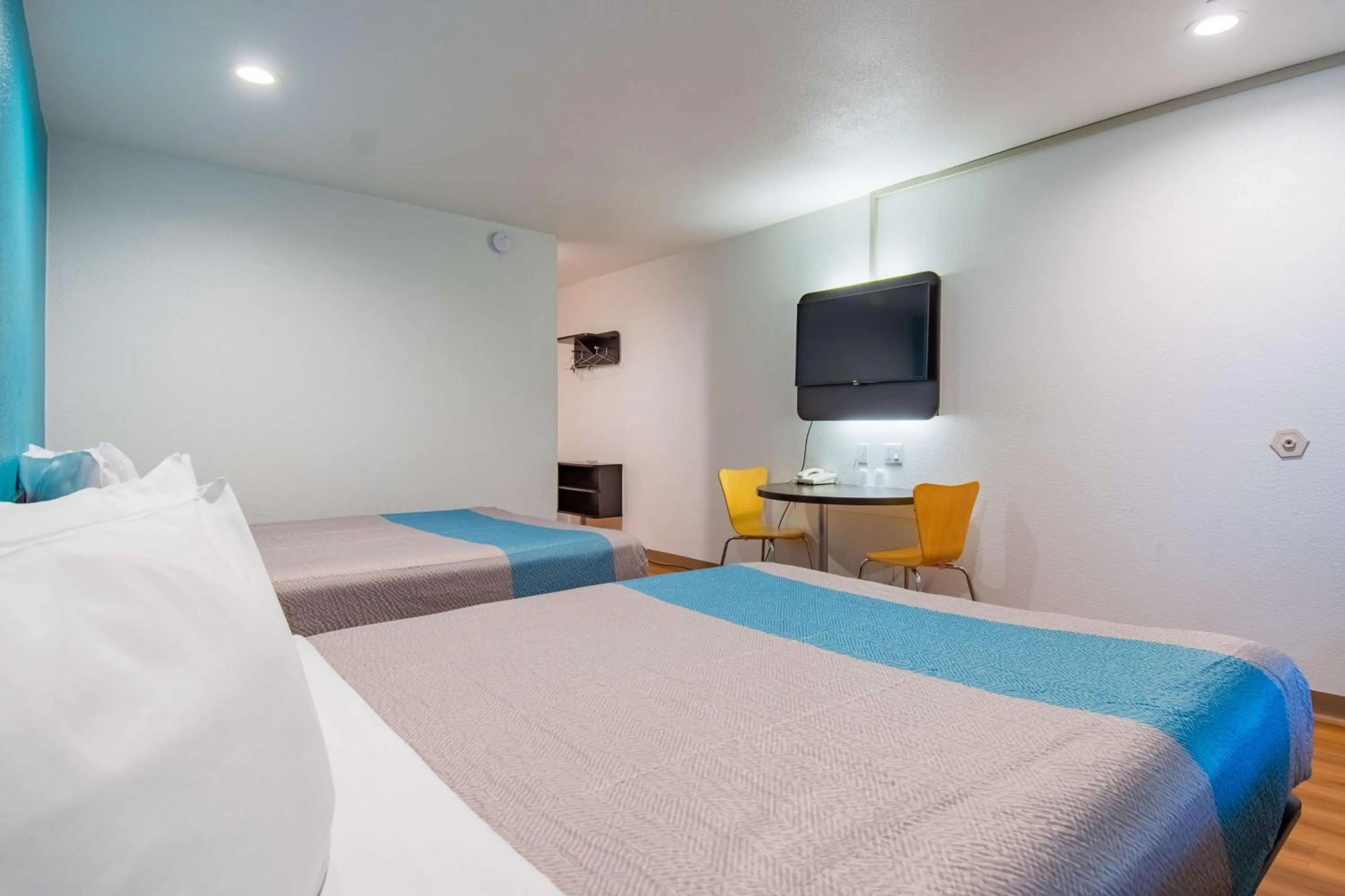 TV and multimedia, Bed in Motel 6-San Bernardino, CA - Downtown