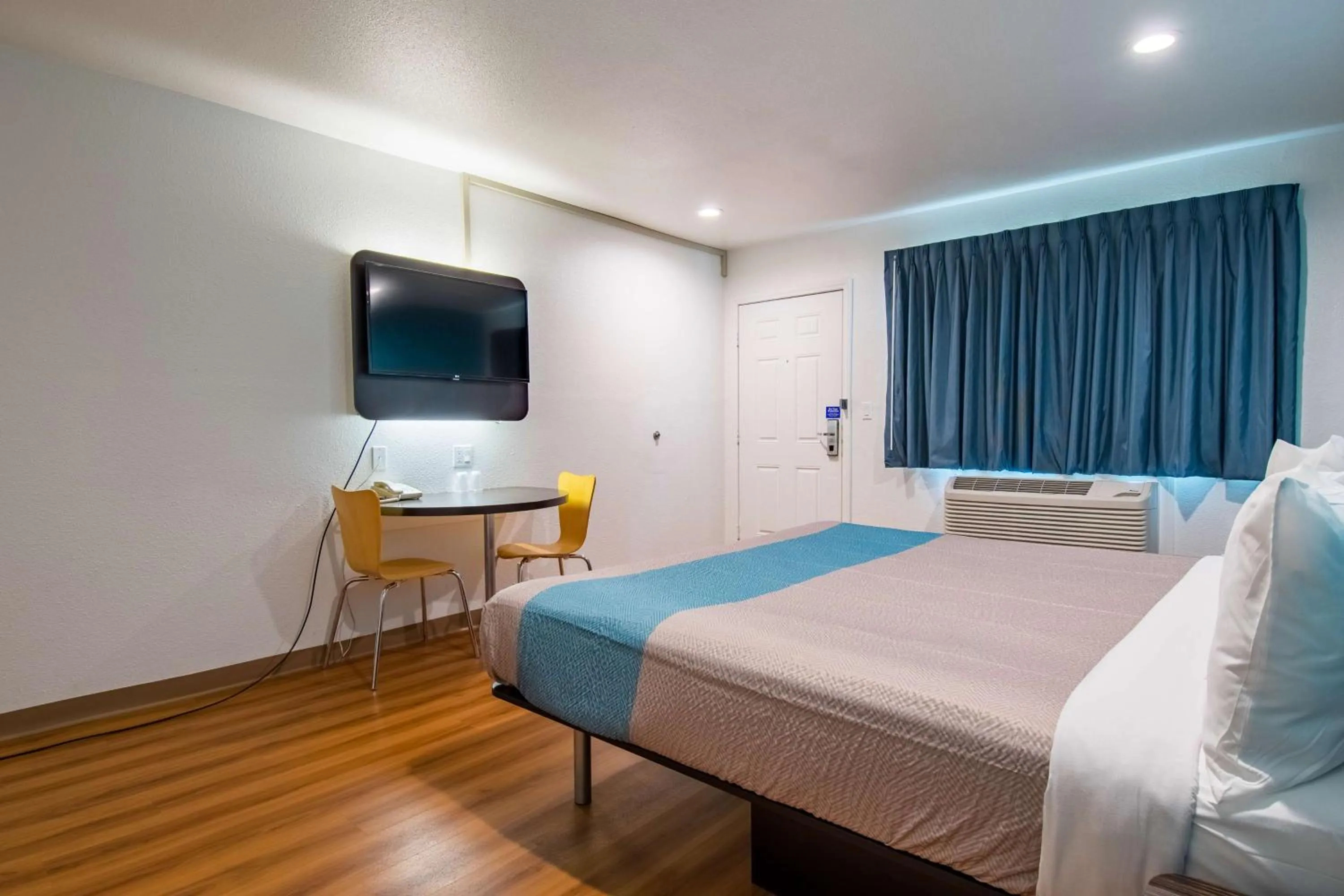 TV and multimedia, Bed in Motel 6-San Bernardino, CA - Downtown