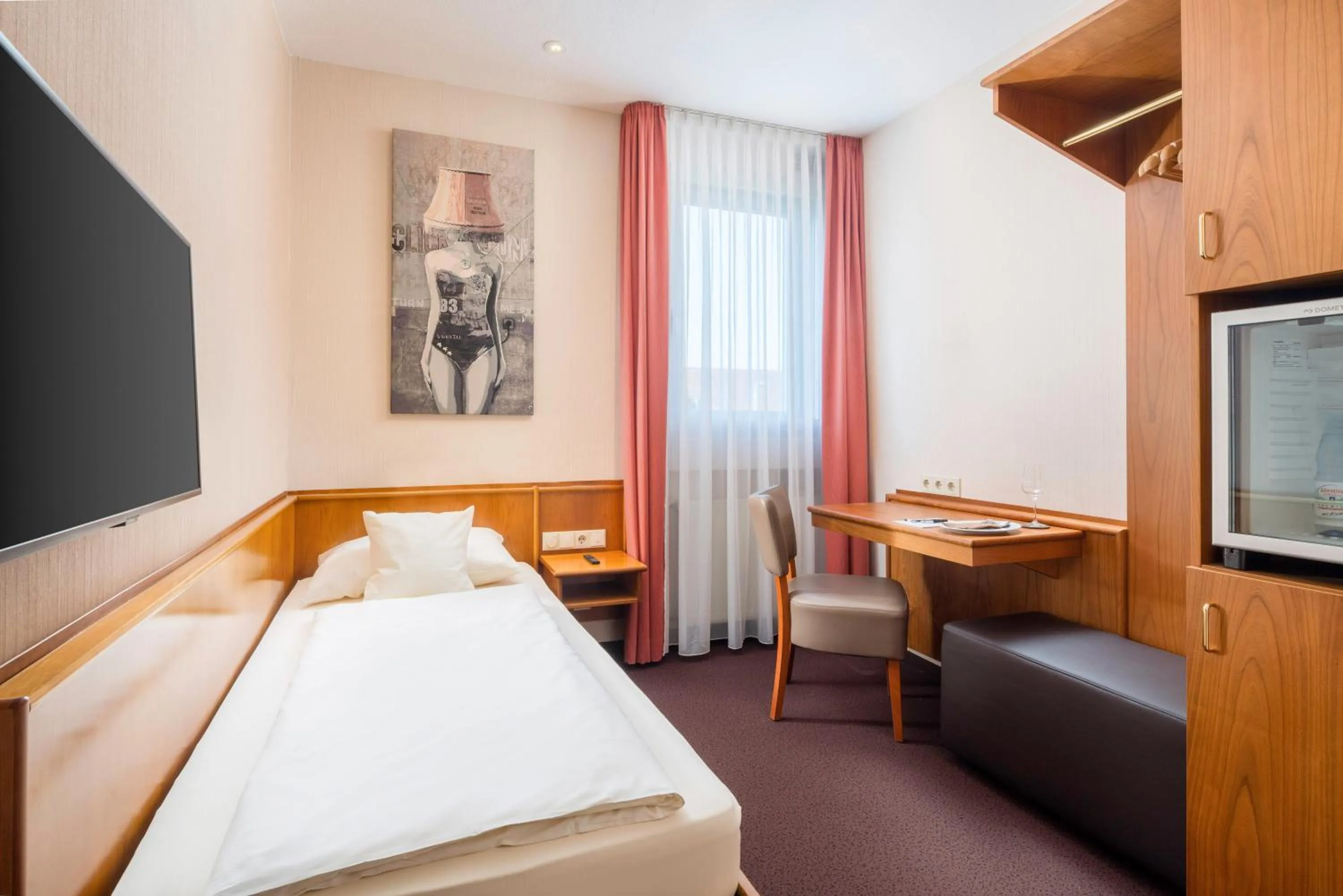 Photo of the whole room, Bed in Hotel Straubs Schöne Aussicht