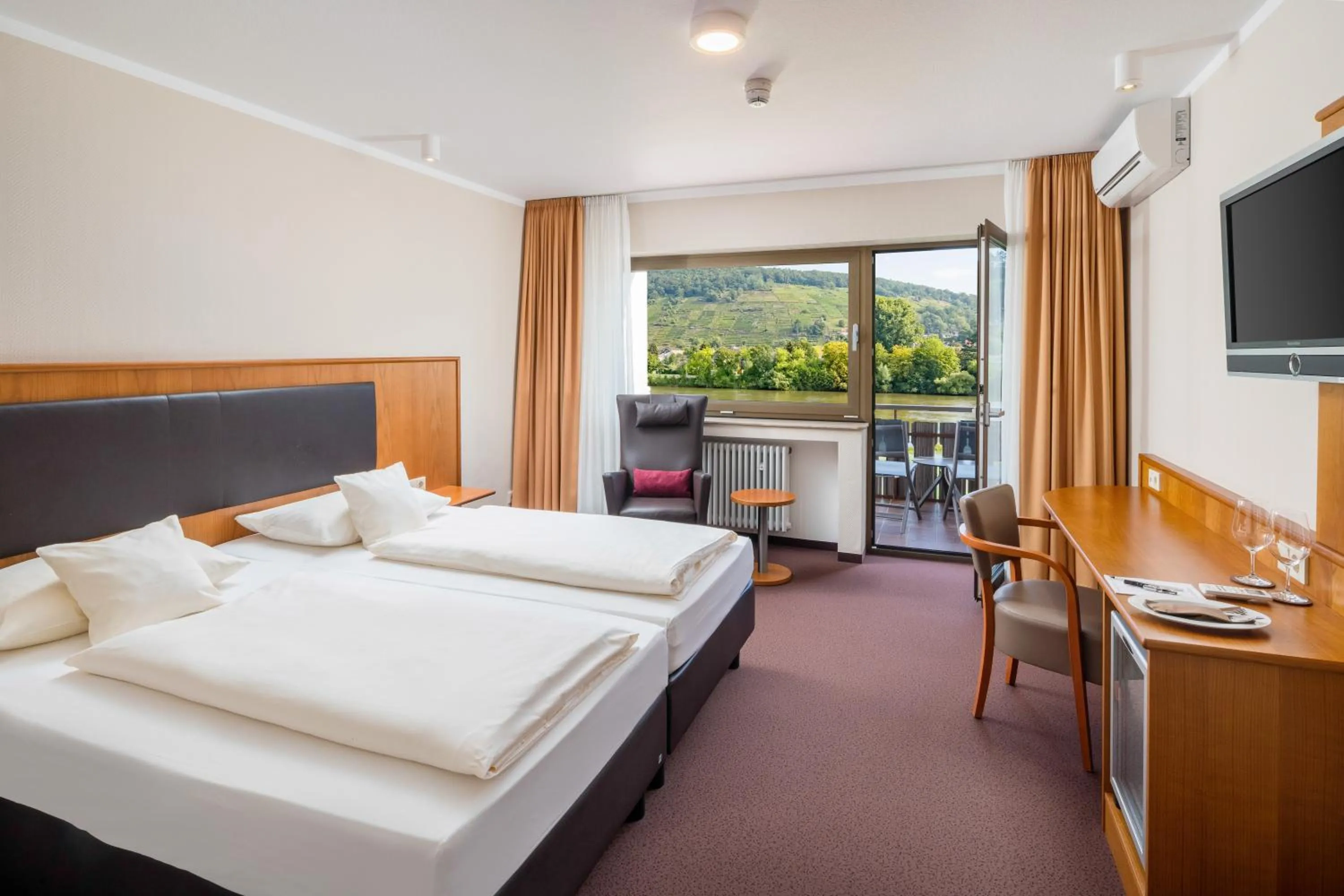 Photo of the whole room, Bed in Hotel Straubs Schöne Aussicht