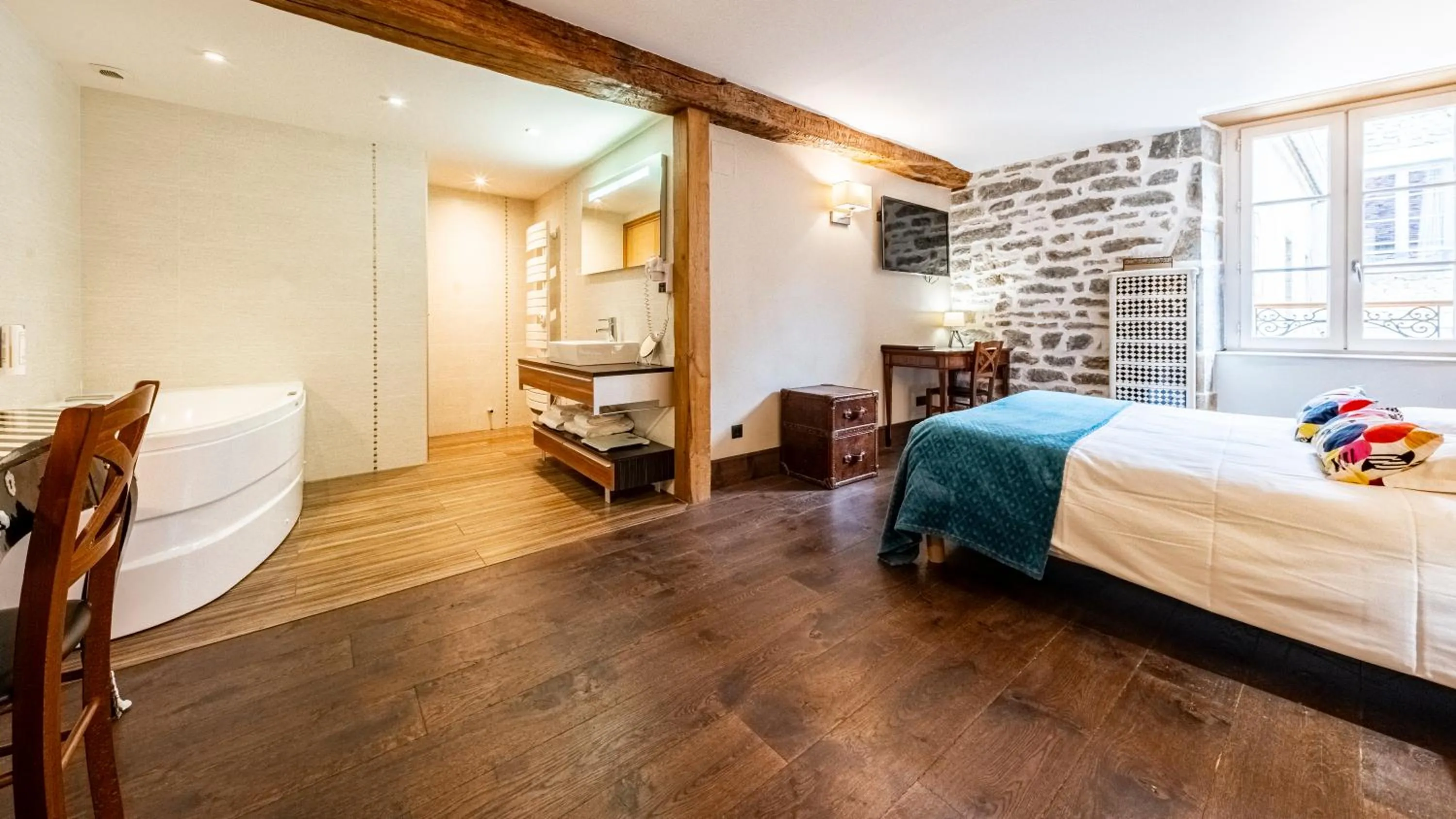 Bathroom, Bed in Hotel Relais De La Cote D'or