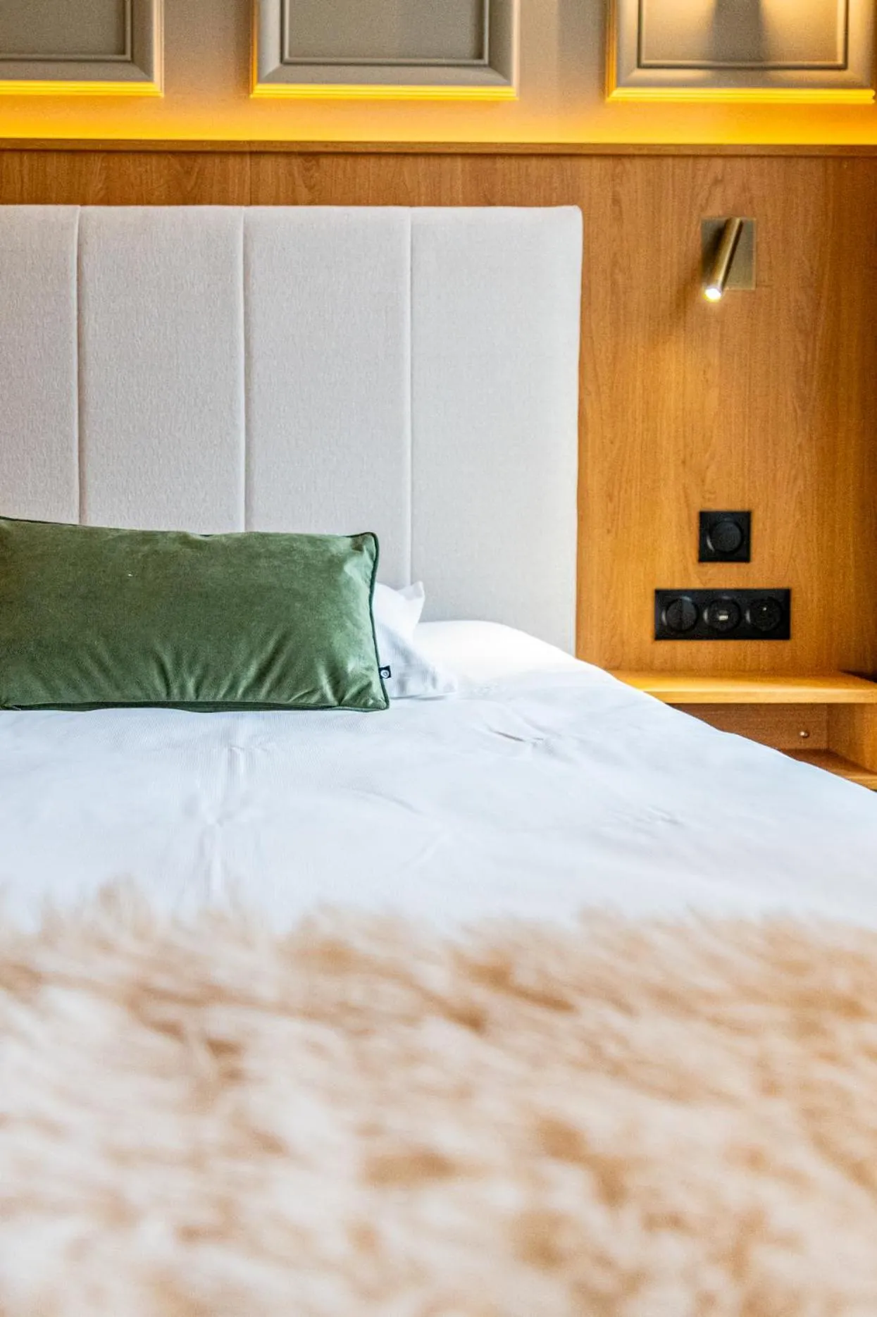 Bed in Hotel Relais De La Cote D'or