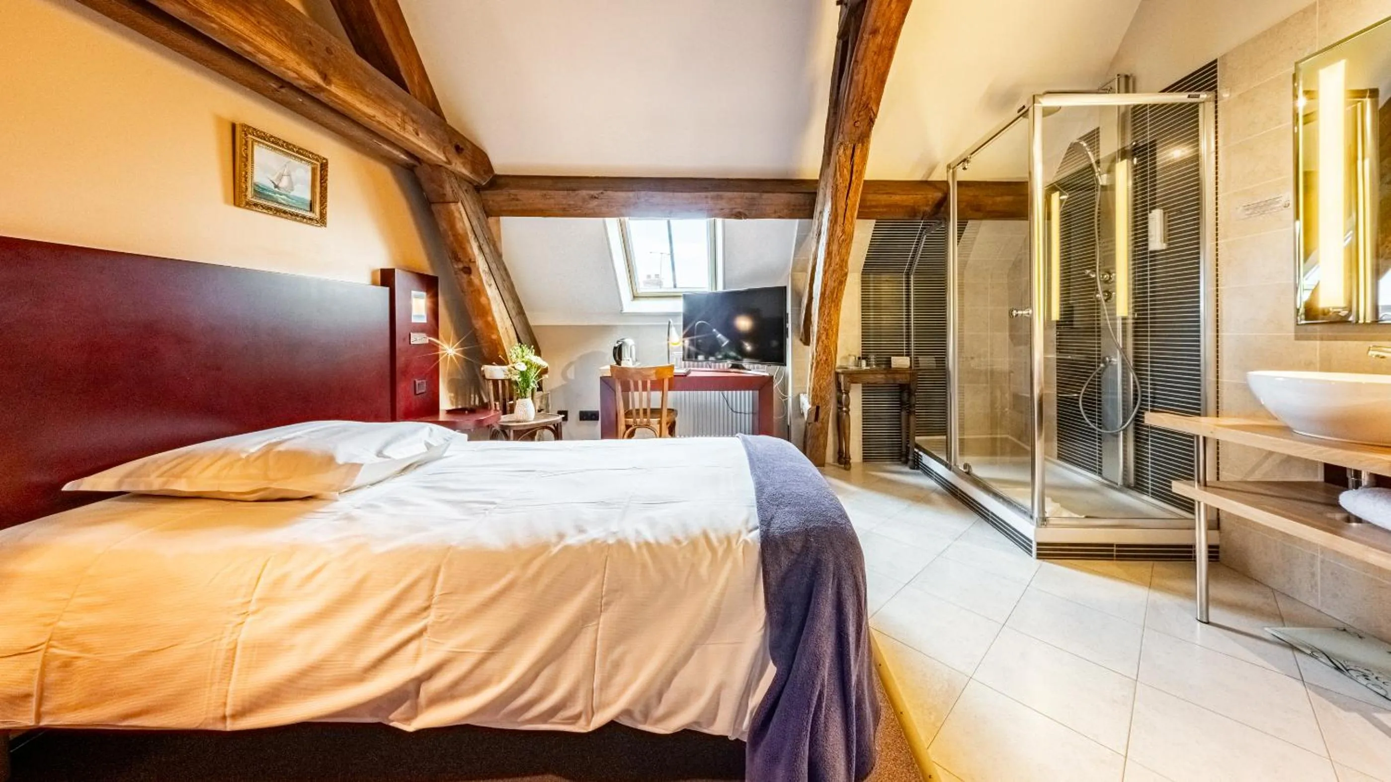 Shower, Bed in Hotel Relais De La Cote D'or