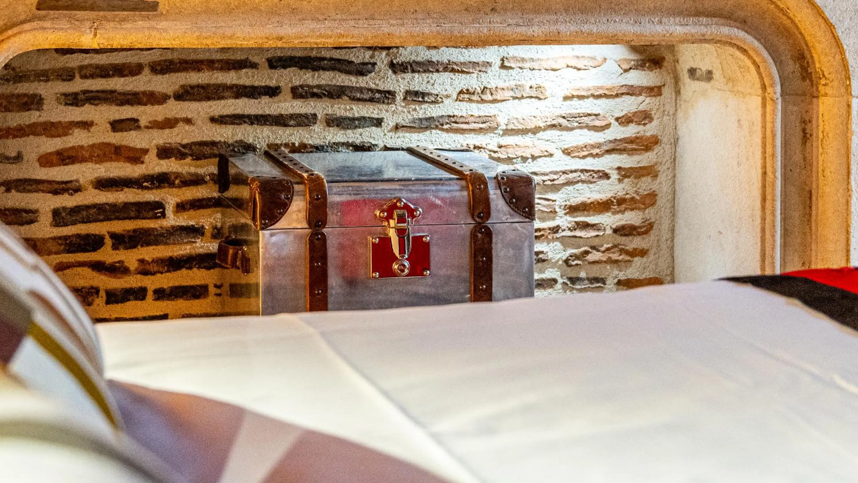 Decorative detail, Bed in Hotel Relais De La Cote D'or