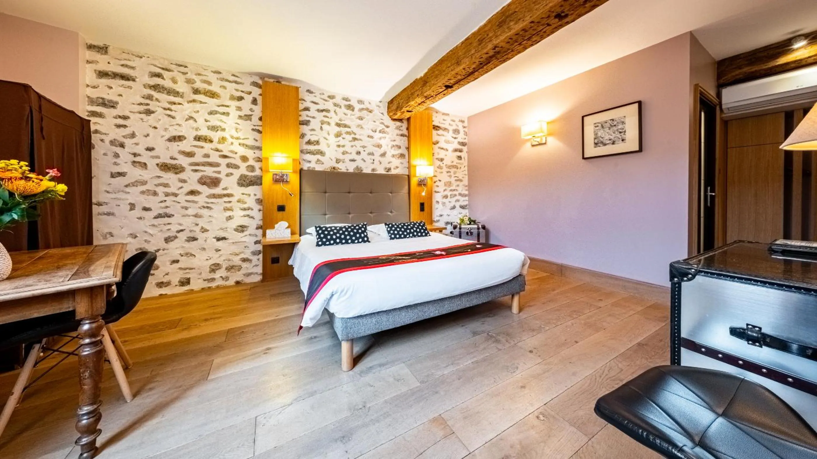 Bed in Hotel Relais De La Cote D'or