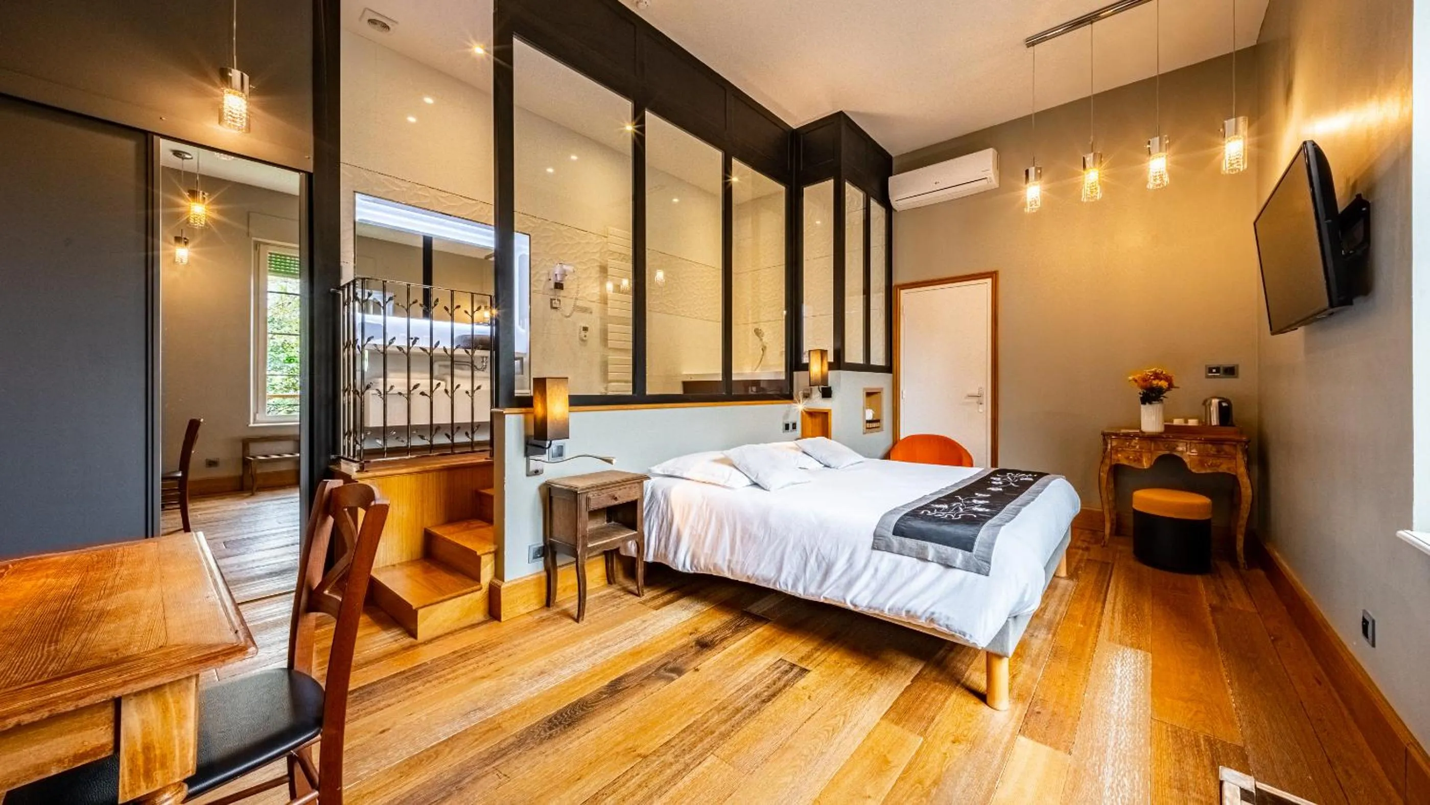 Bed in Hotel Relais De La Cote D'or