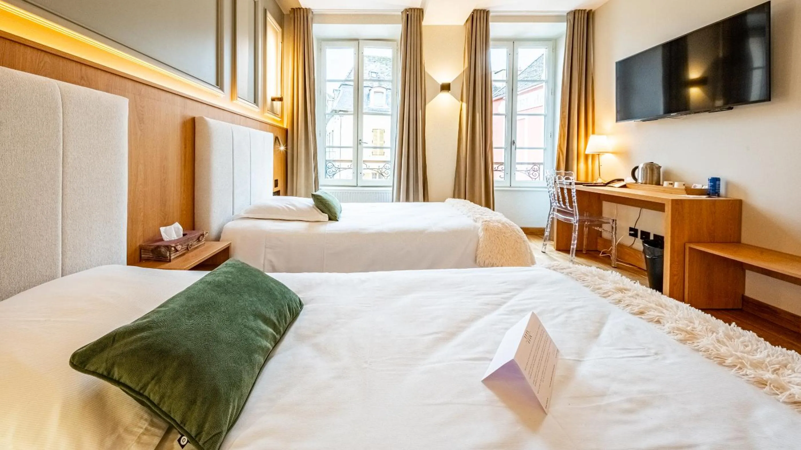 Bed in Hotel Relais De La Cote D'or