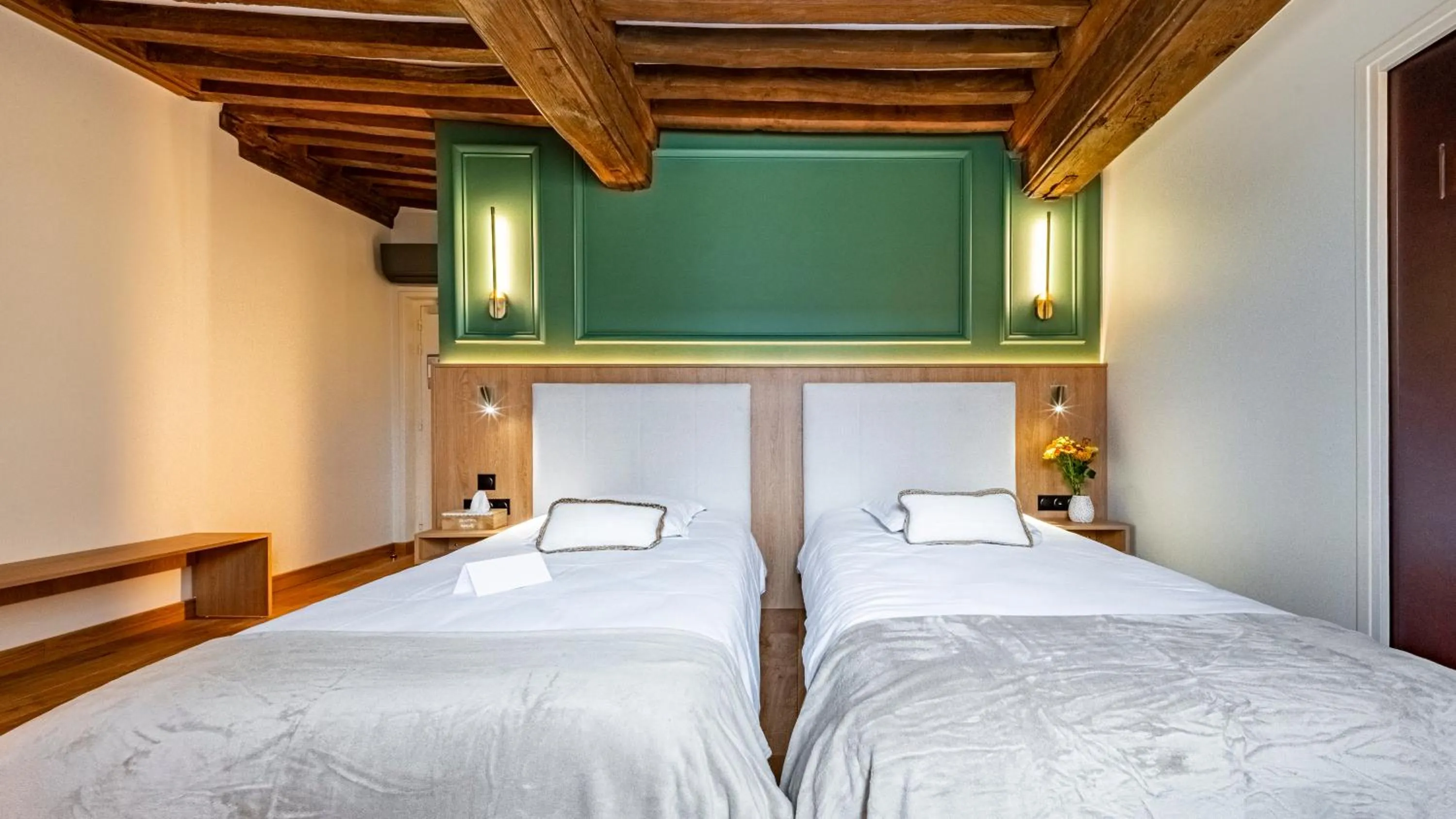 Bedroom, Bed in Hotel Relais De La Cote D'or